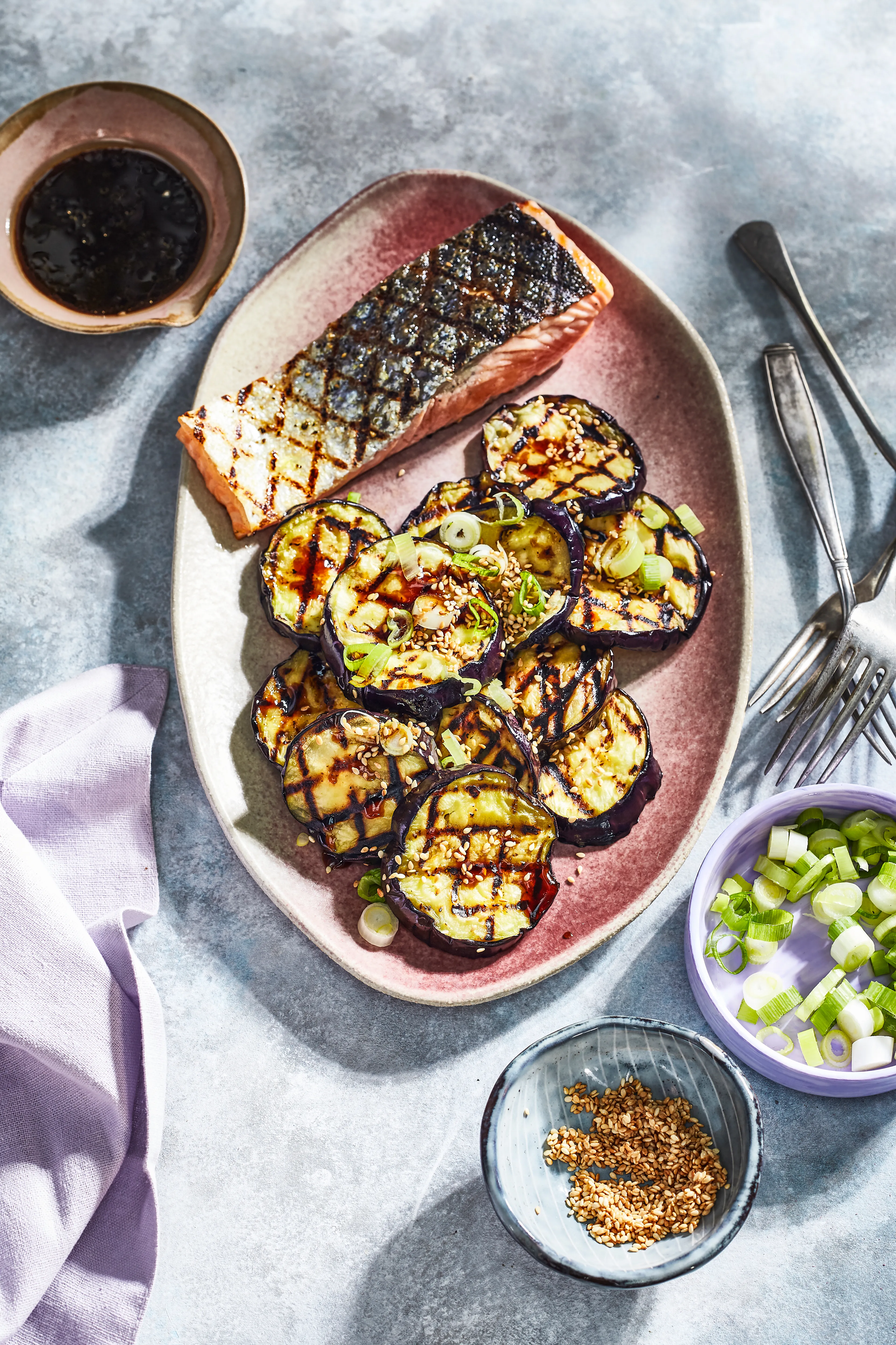 Gegrilde aubergine met oosterse dressing