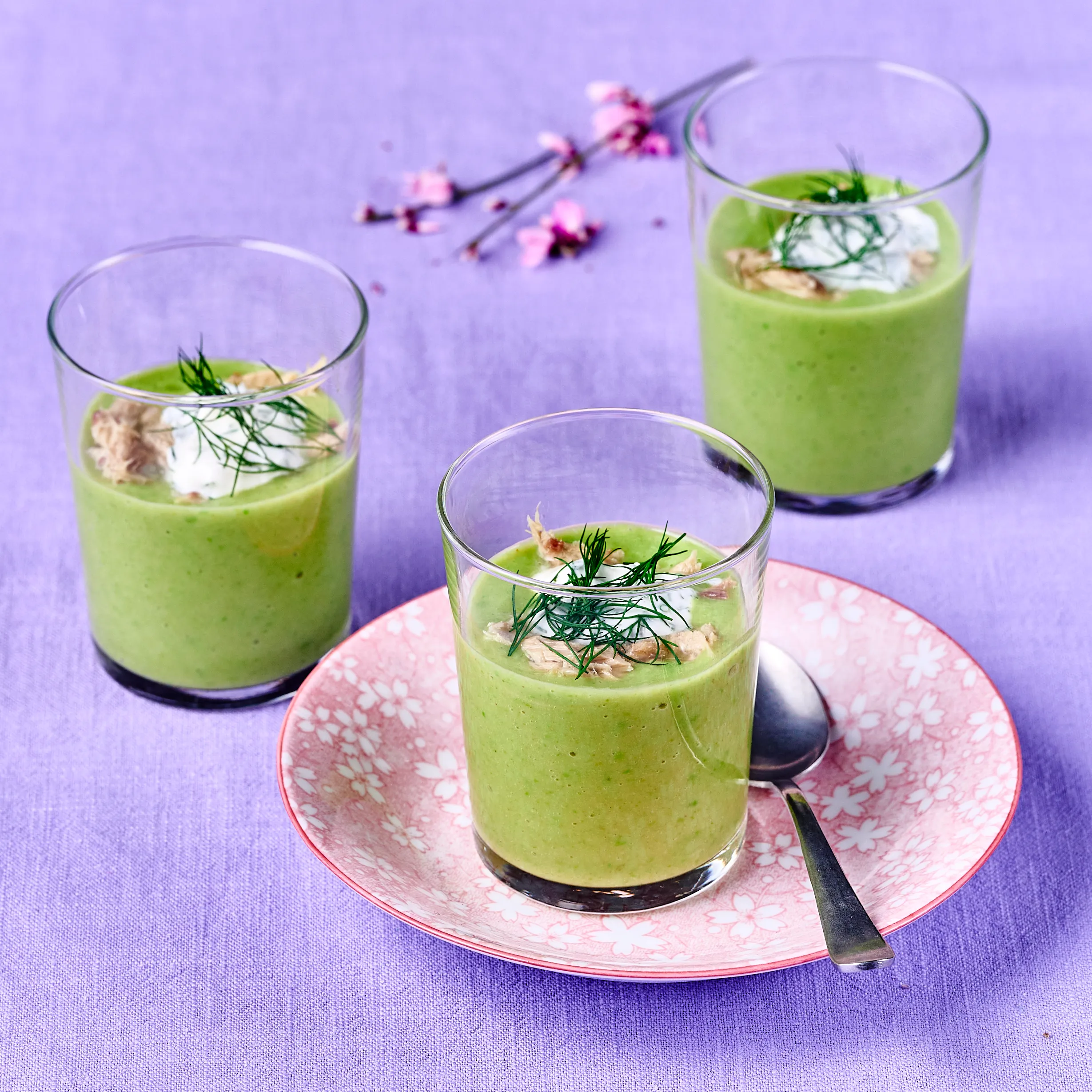 Groene aspergesoep met makreel en dilleroom