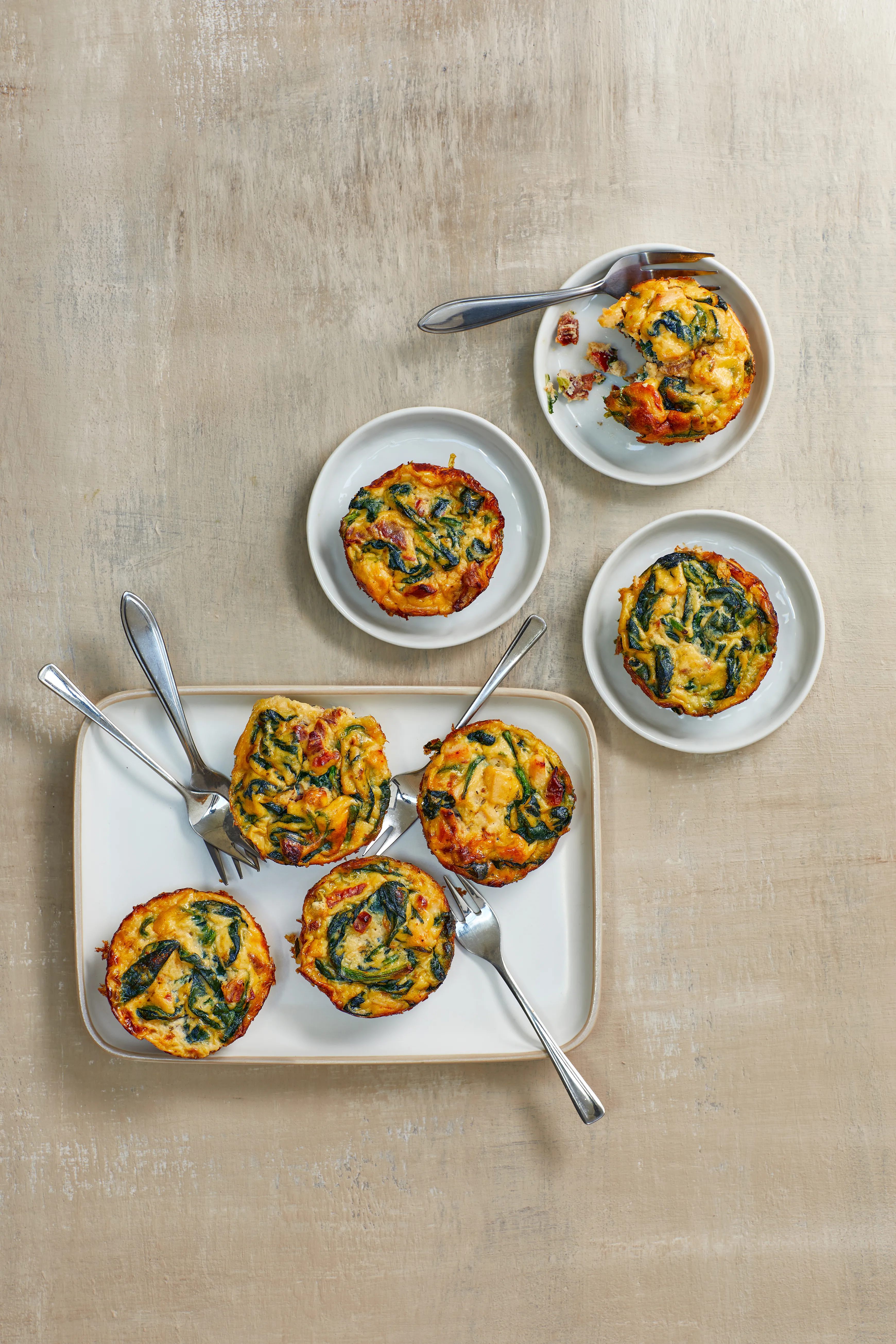 Frittata-muffins met ricotta, spinazie en gerookte kip
