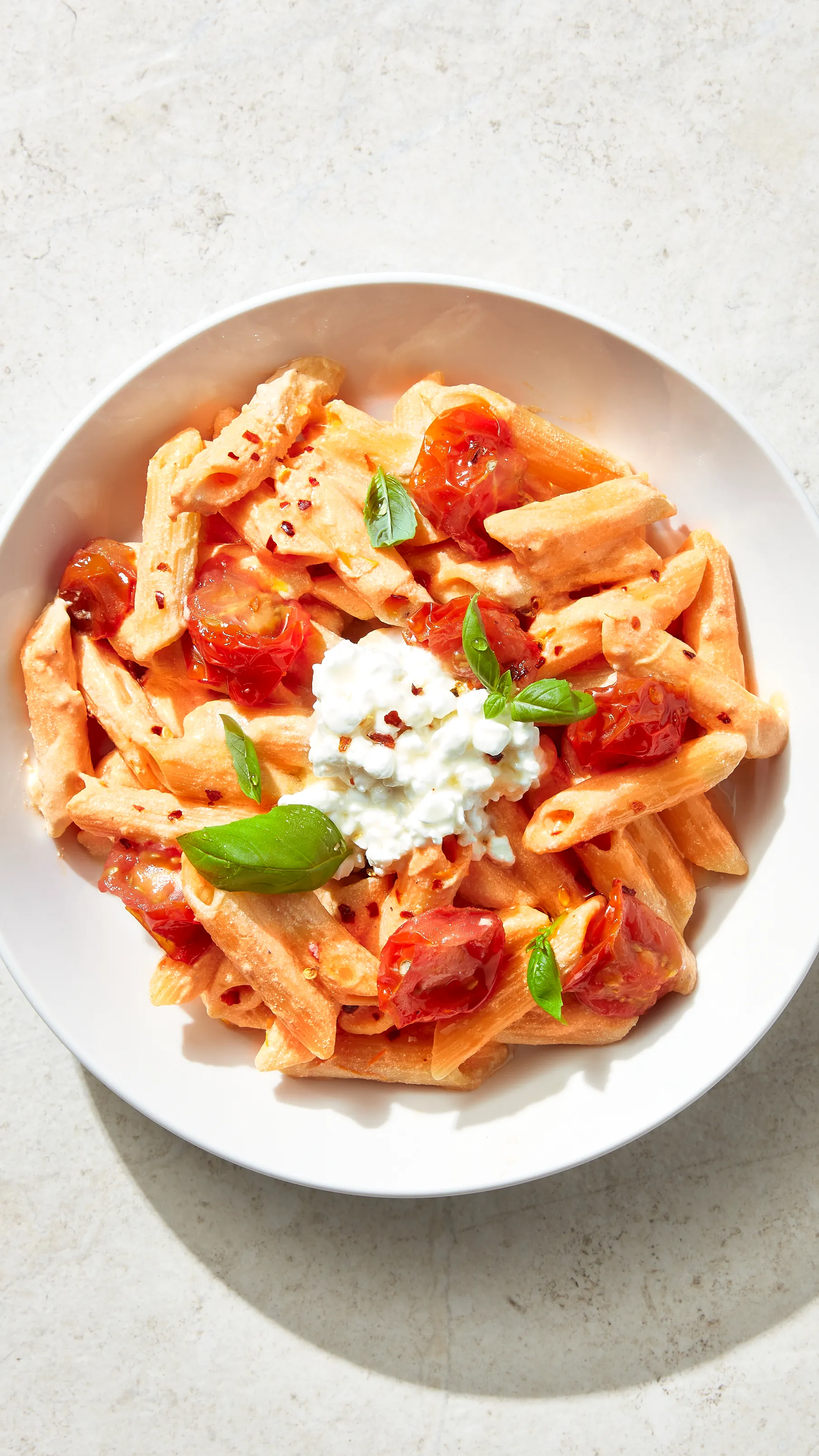 Romige cottagecheesepasta met geroosterde tomaat en chilihoning