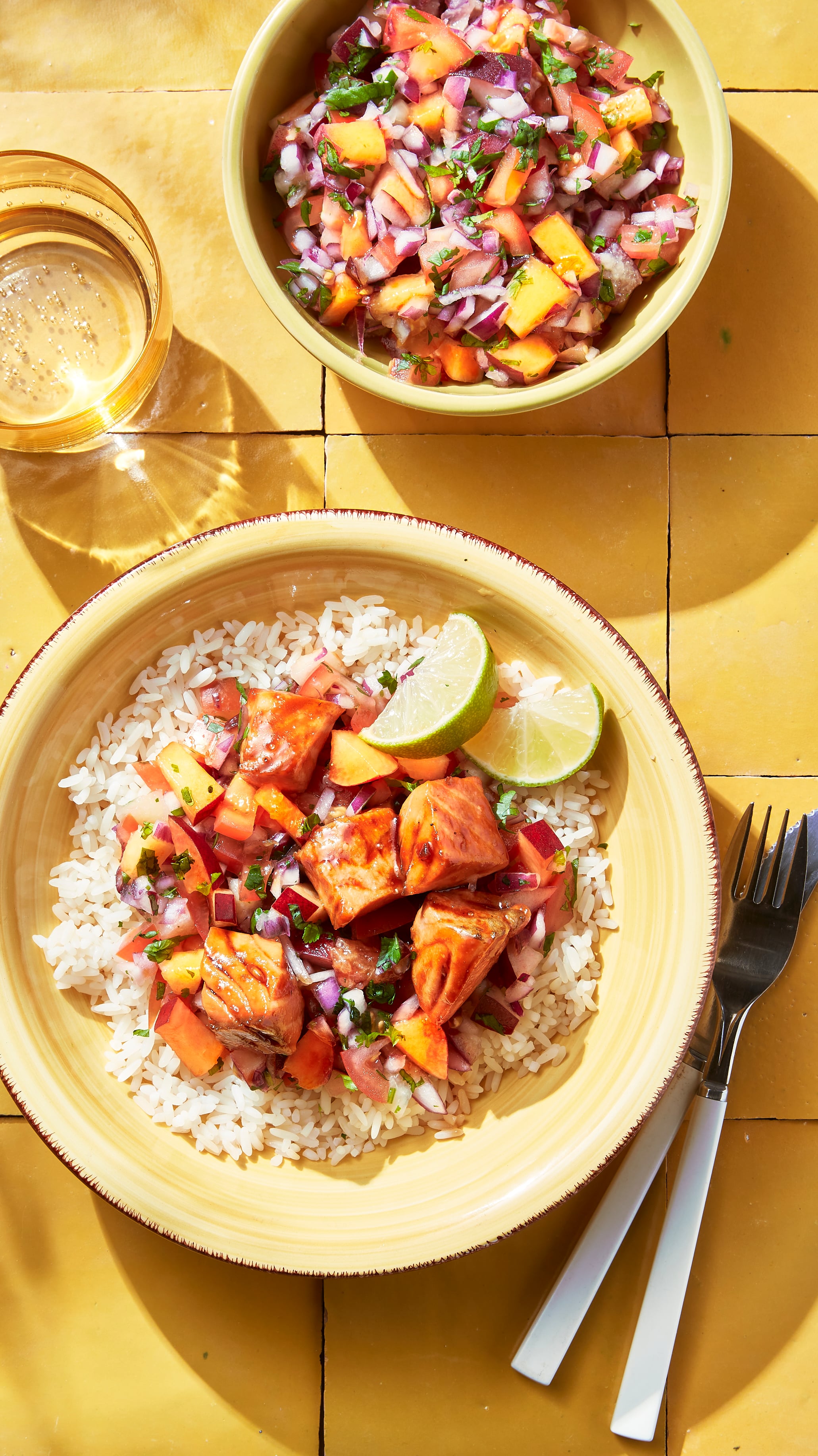Sticky honey-zalm met perziksalsa