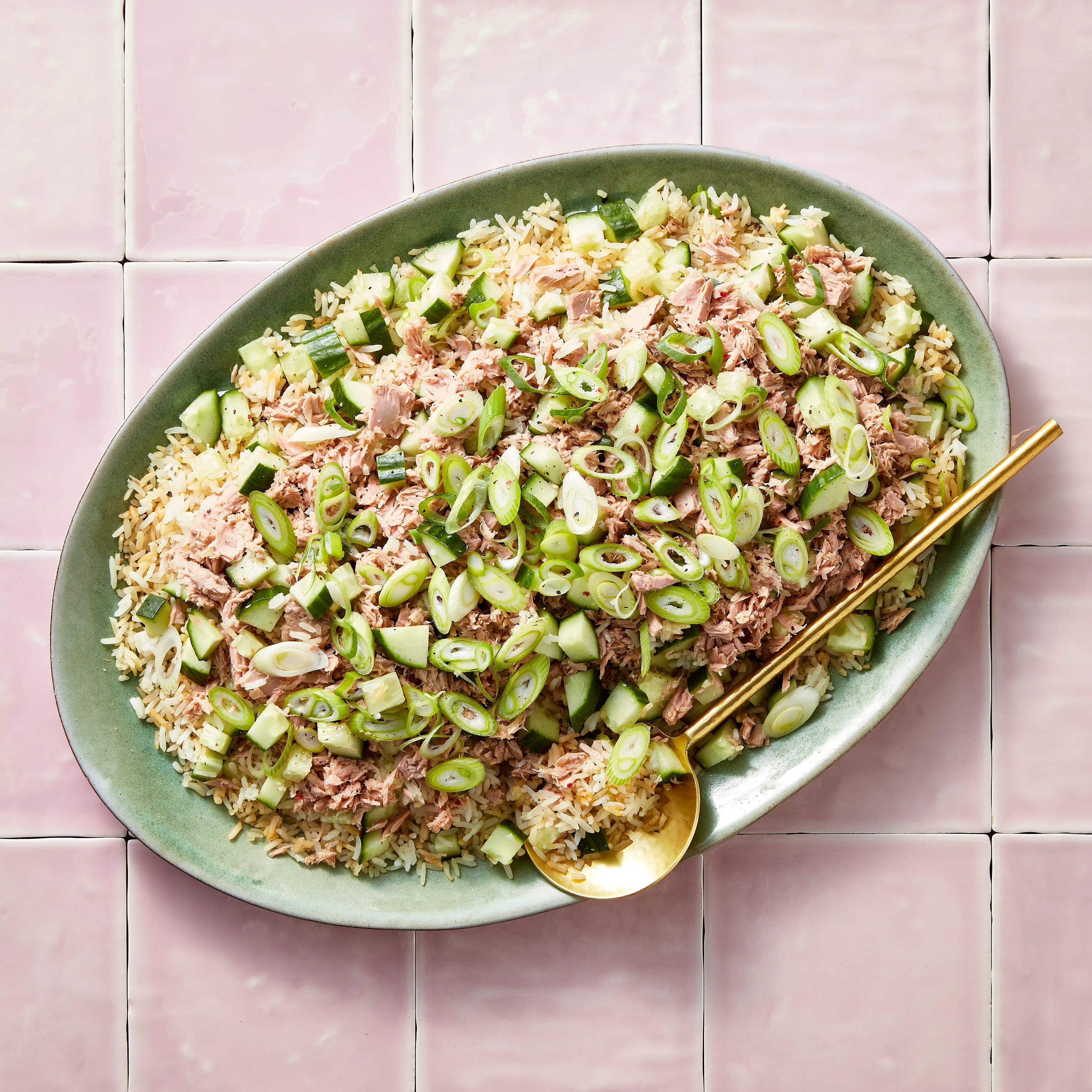 Krokante rijstsalade met komkommer en tonijn