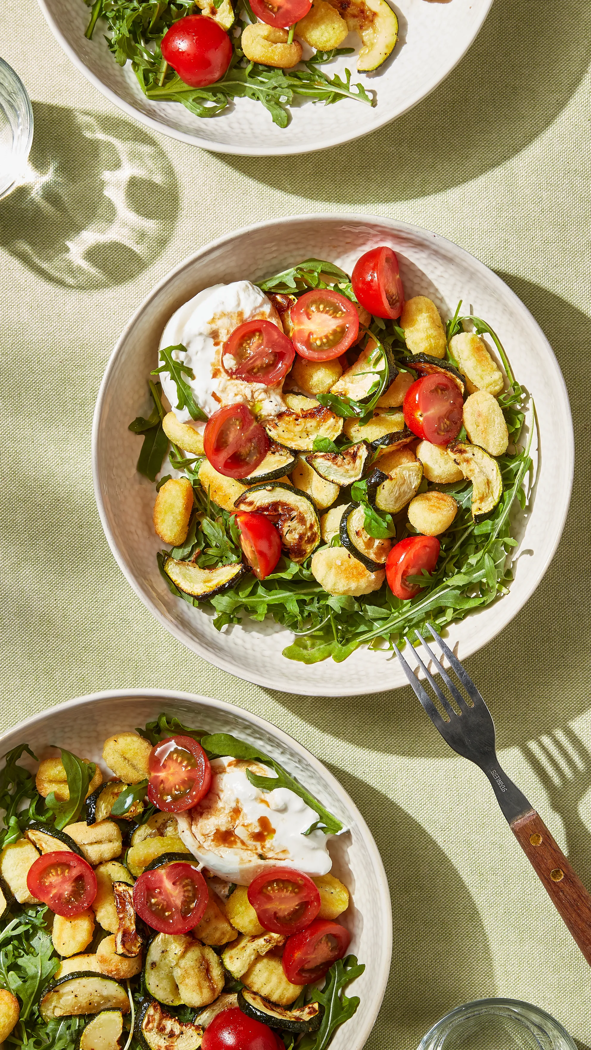 Krokante gnocchisalade met burrata