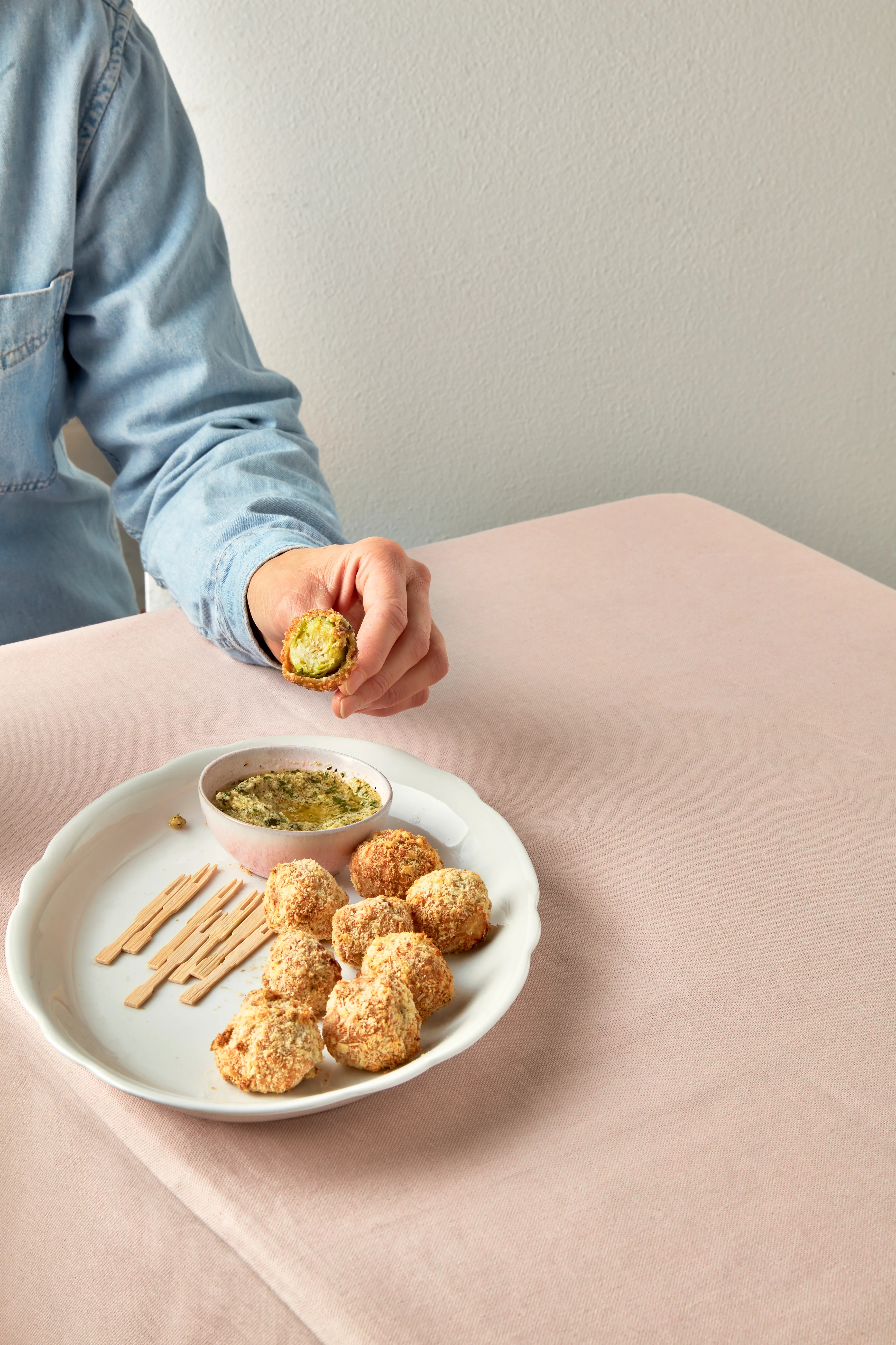 Krokante spruitjes uit de airfryer met pestodip