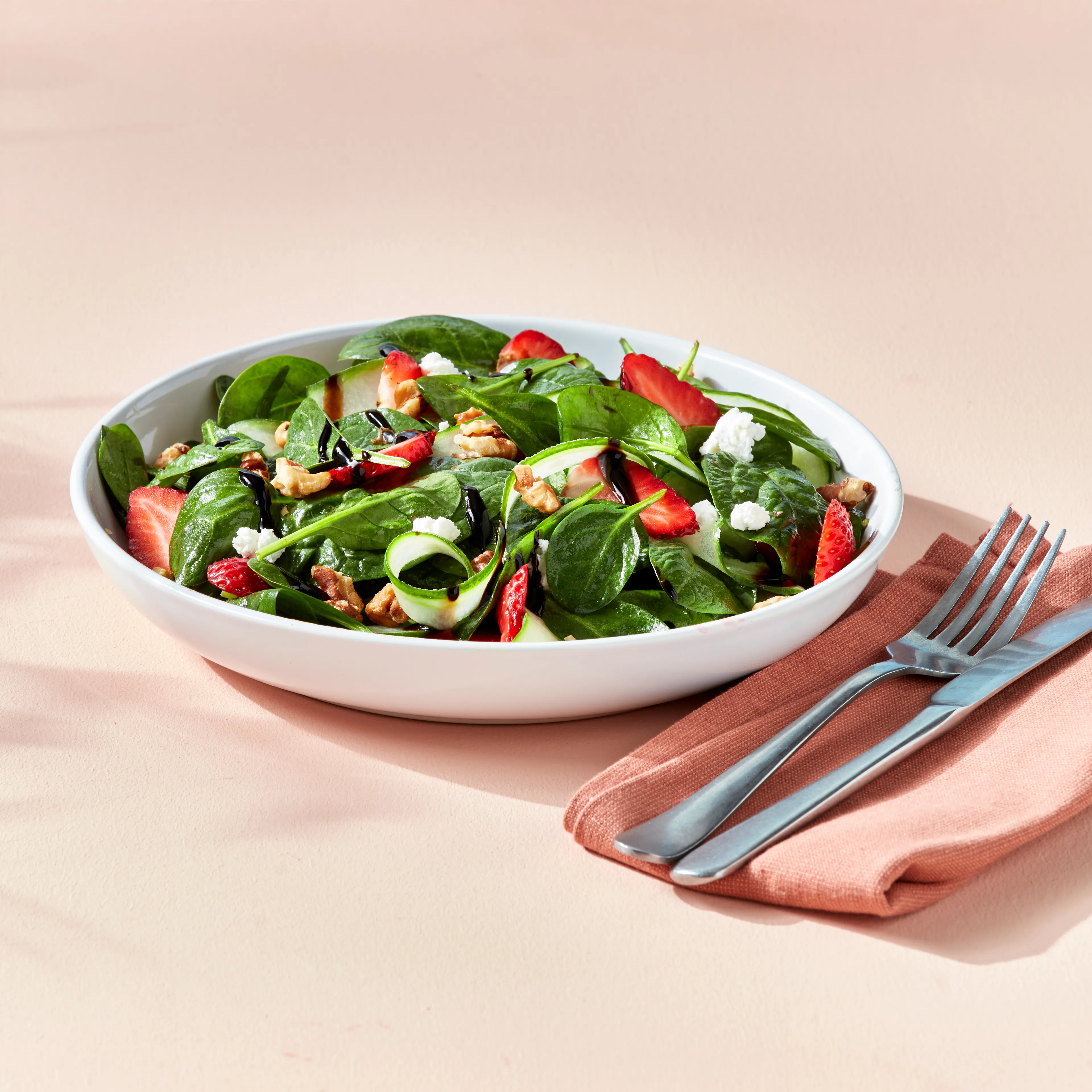 Komkommer aardbeiensalade