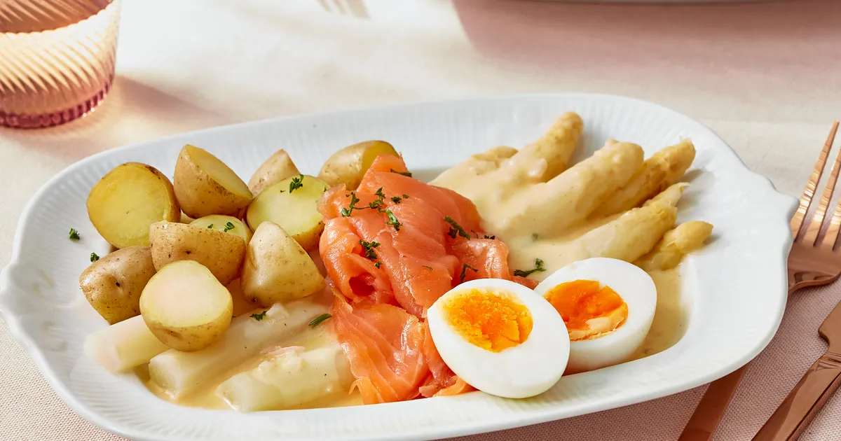 Witte asperges met zalm, ei en botersaus
