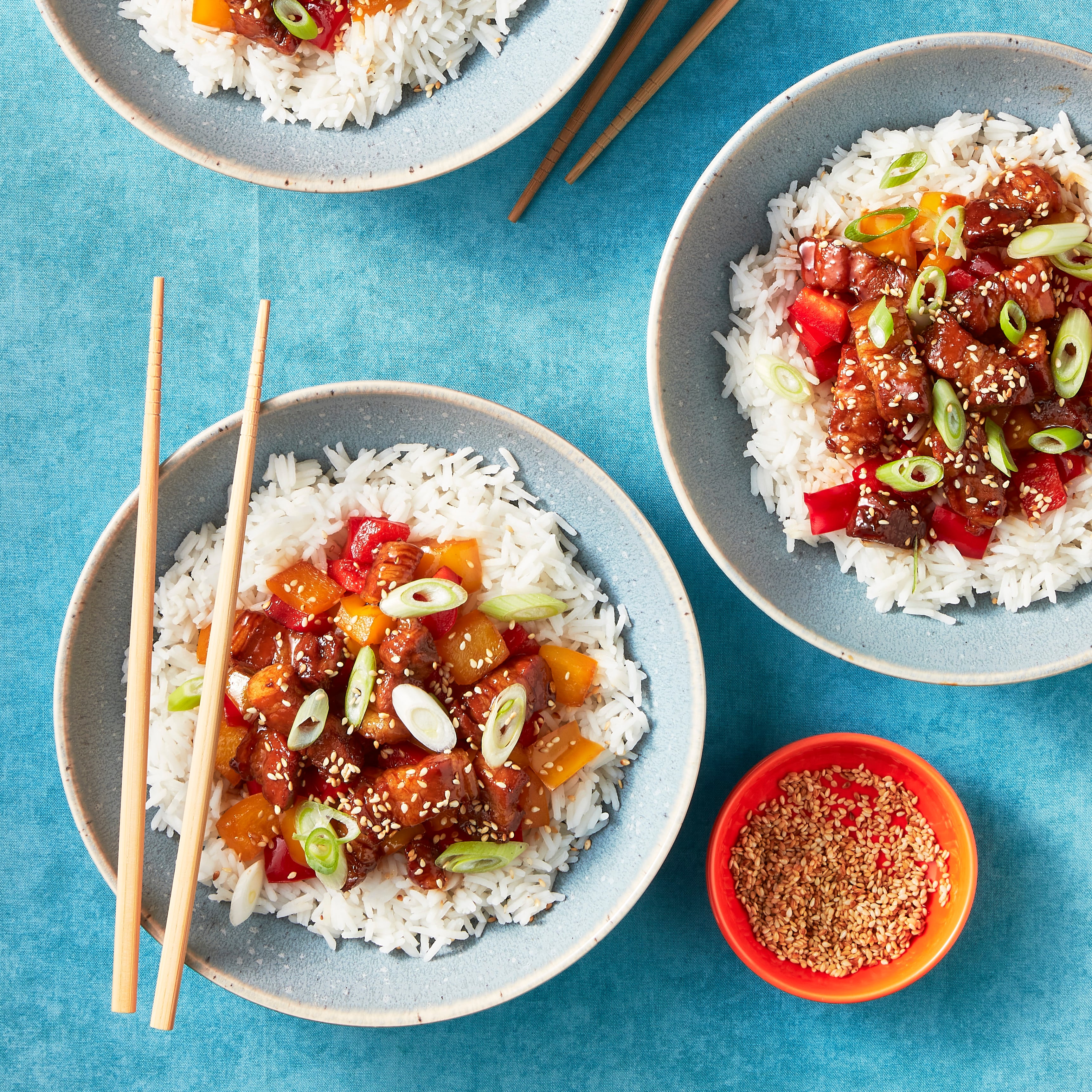 Sticky speklapjes met paprika en rijst