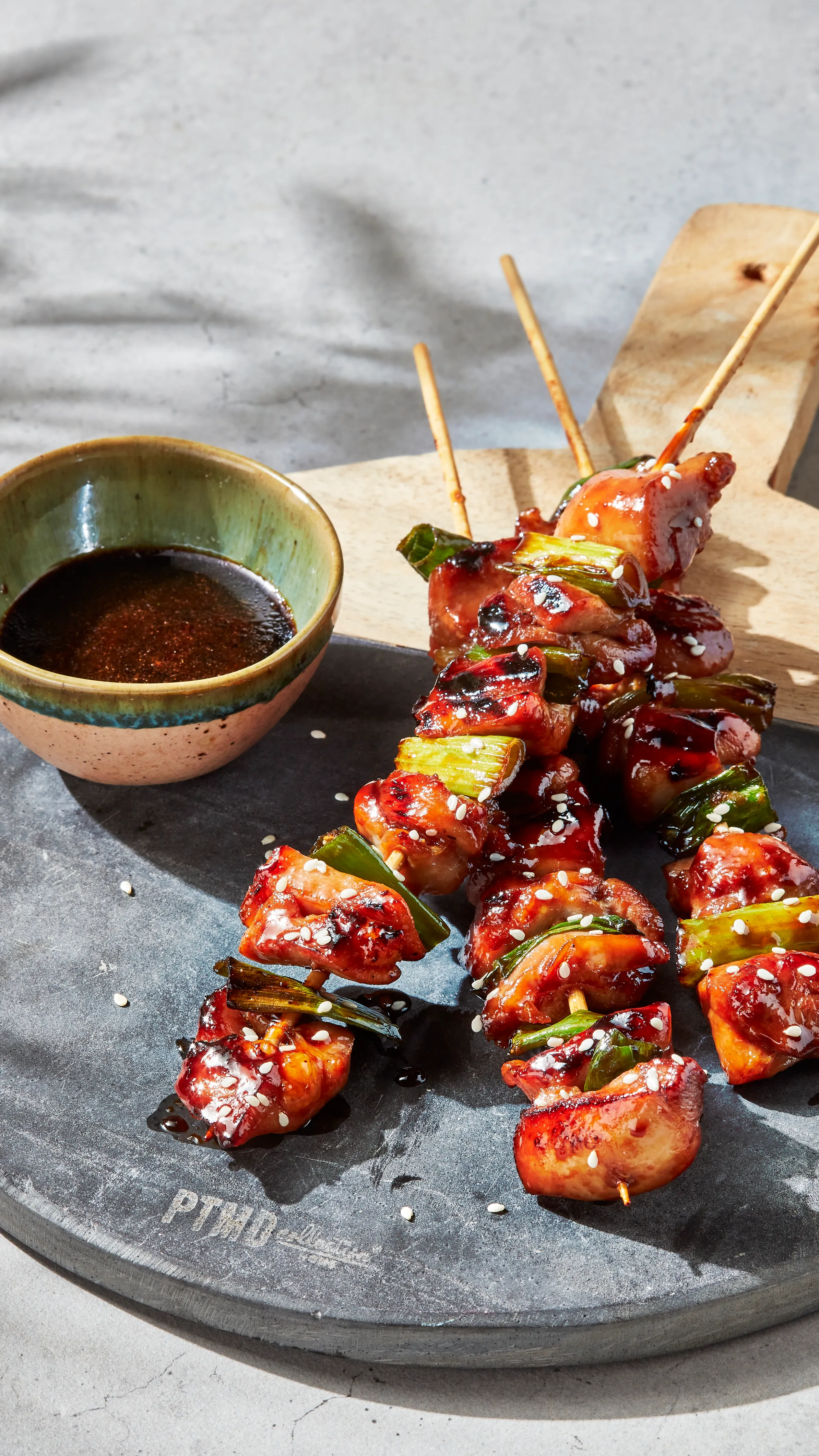 Sticky kipspiesjes met sesam en bosui