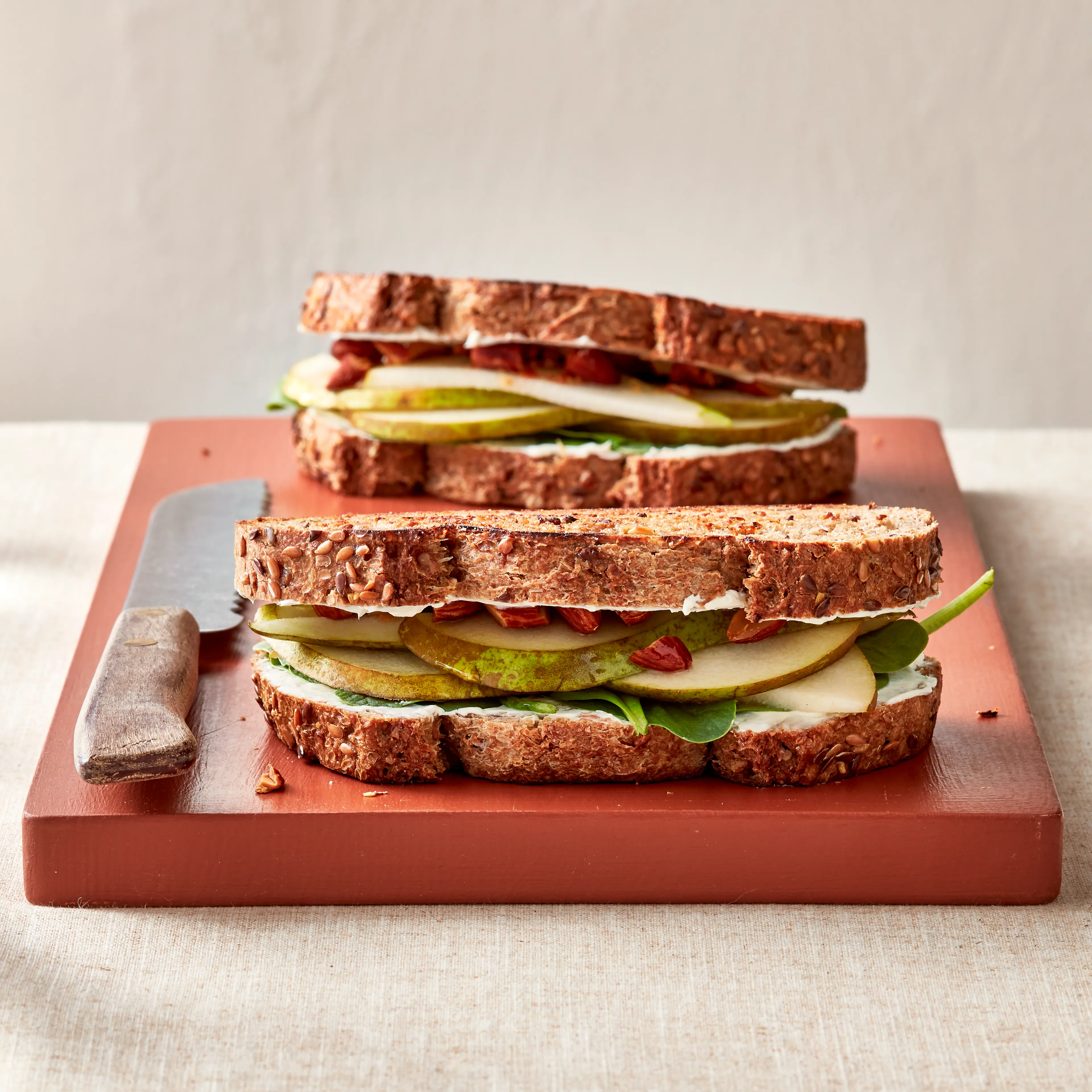 Sandwich met zuivelspread en peer