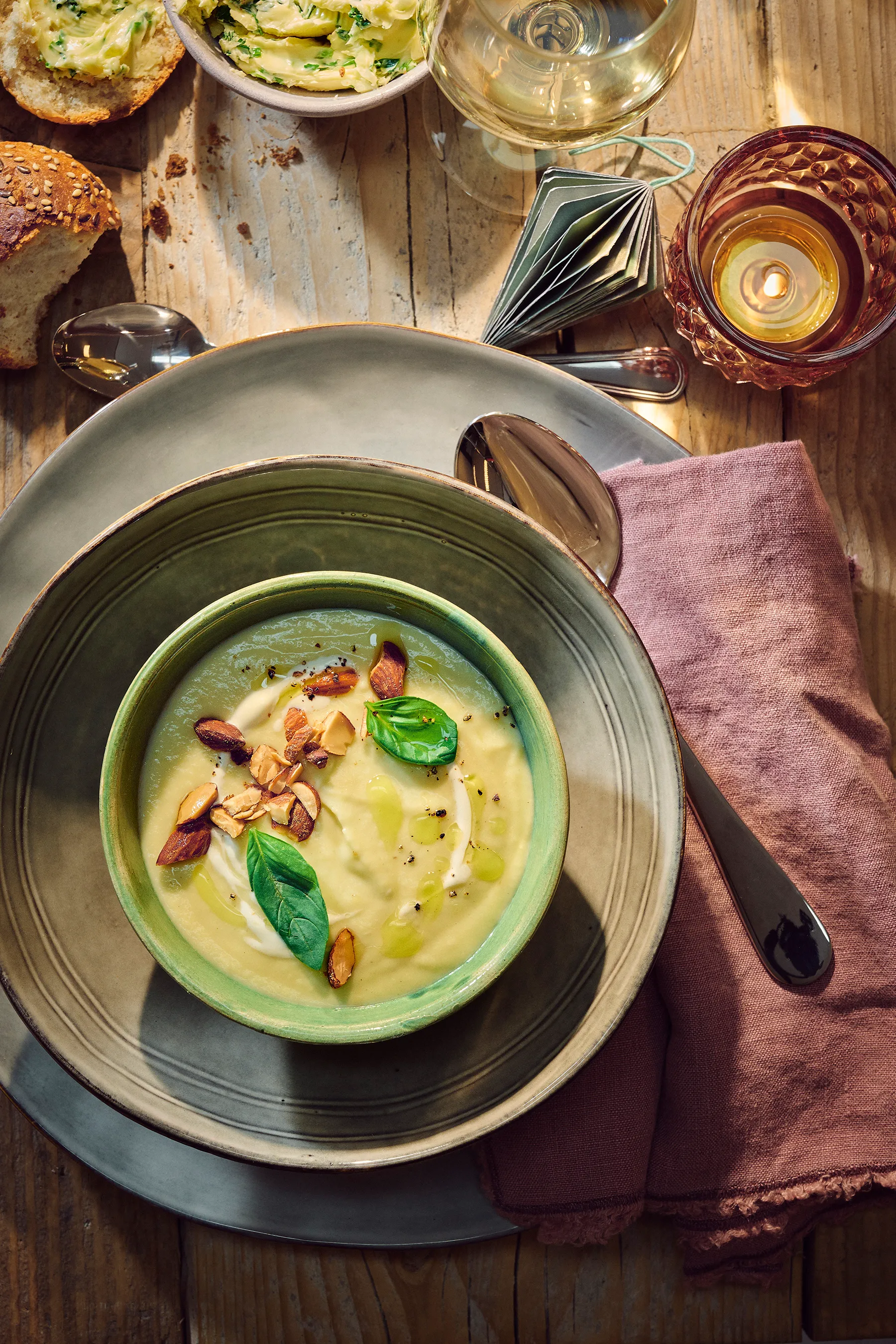 Romige pastinaak-preisoep met amandel