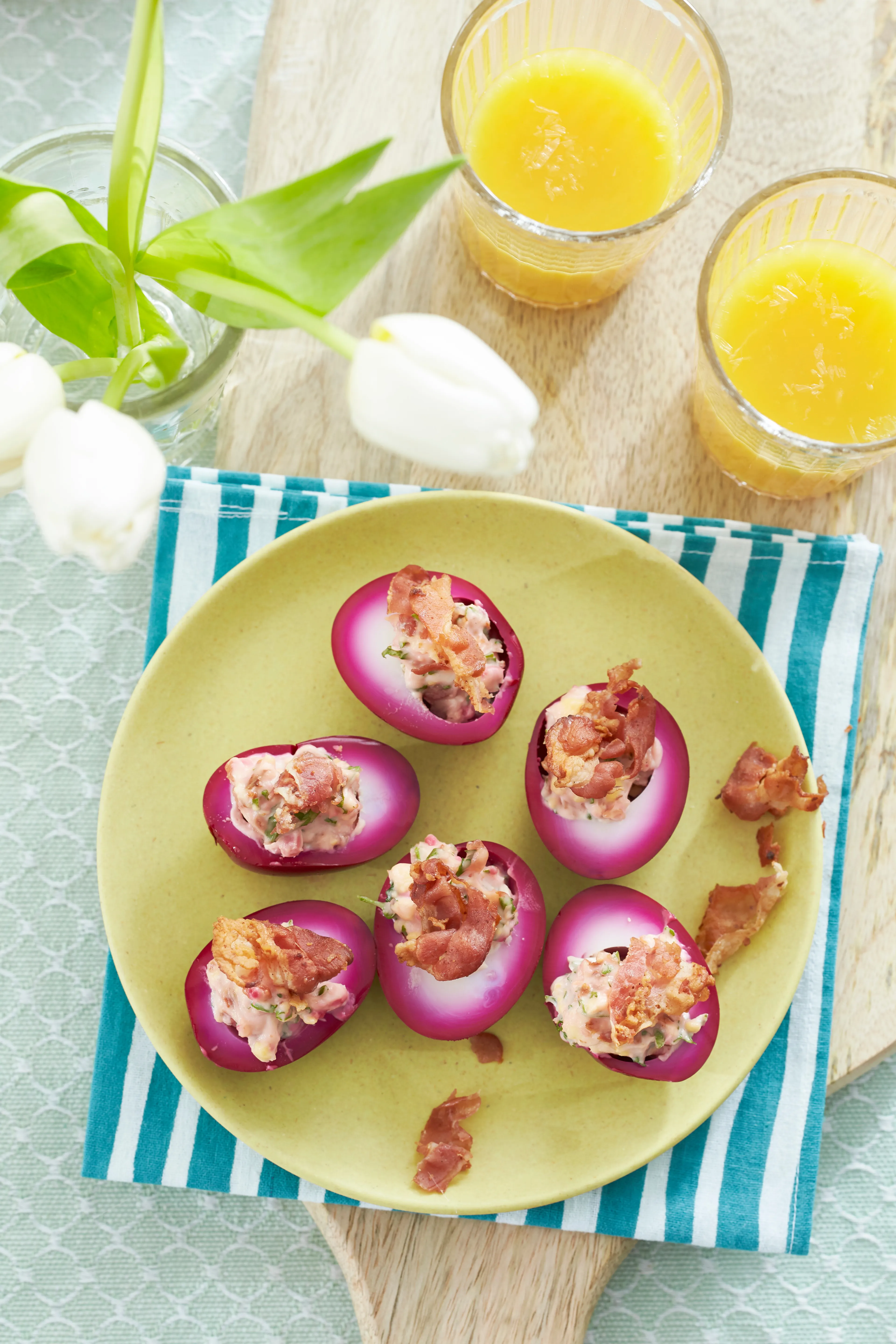 Roze gevulde eieren met krokante bacon recept - Boodschappen.nl