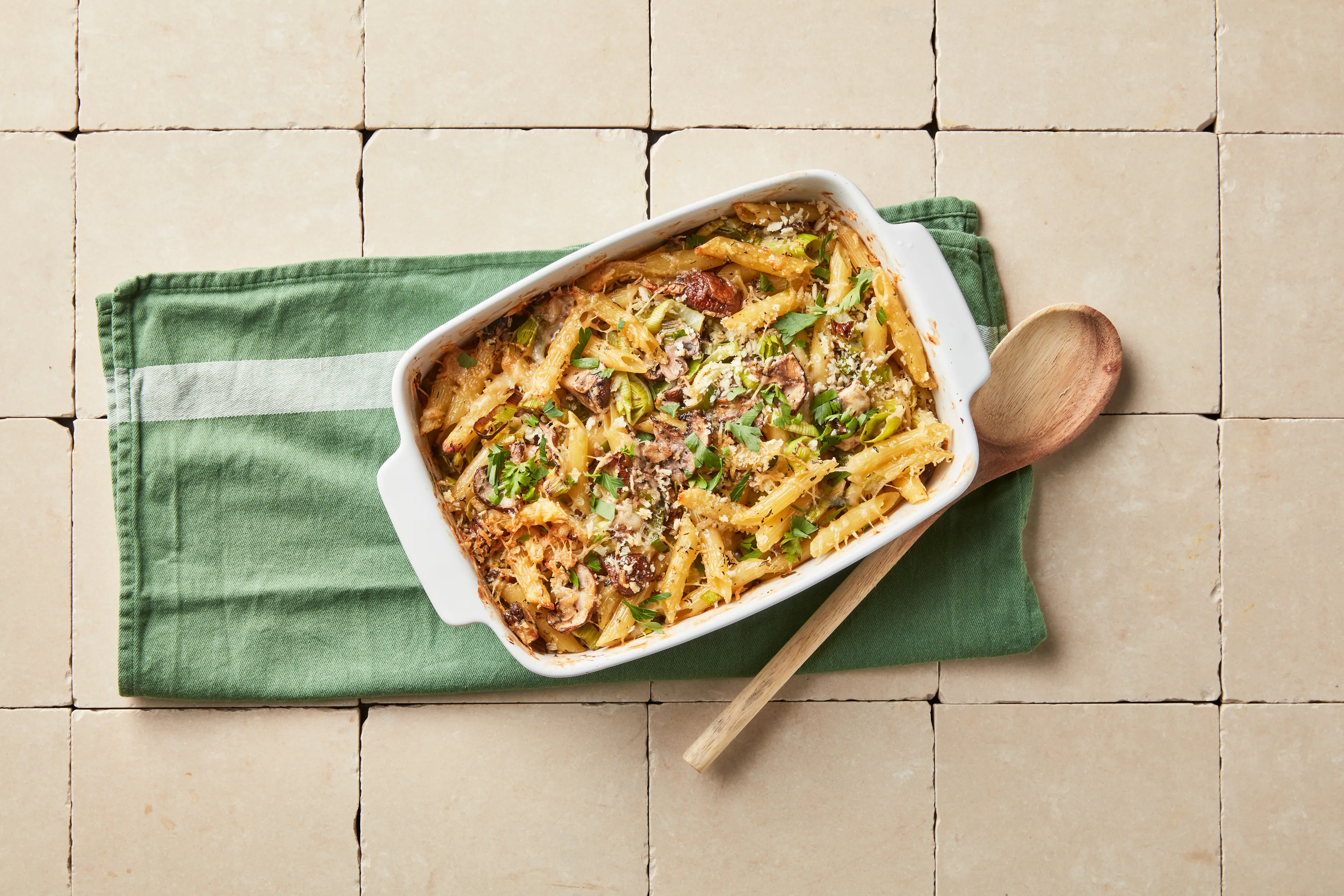 Pastaschotel met prei en paddenstoelen