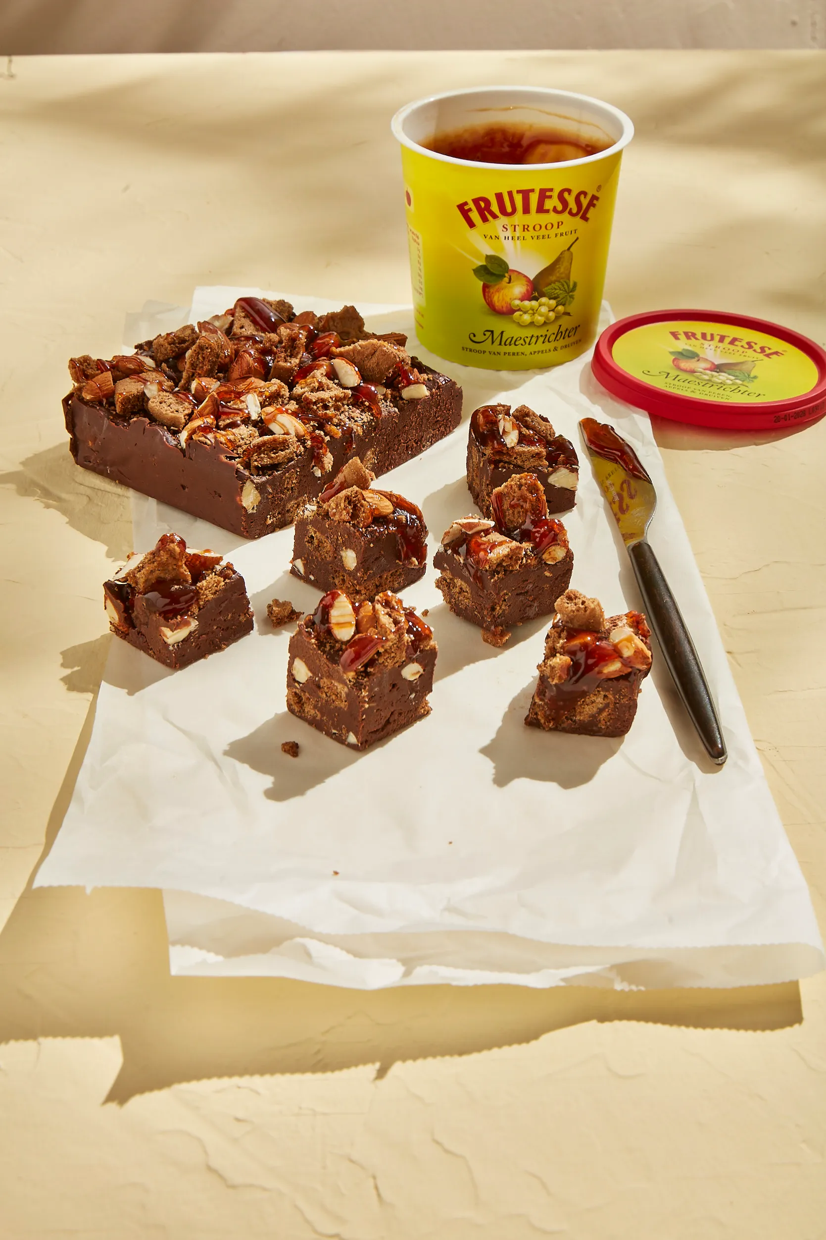 Chocoladefudge met stroop, noten en speculaas