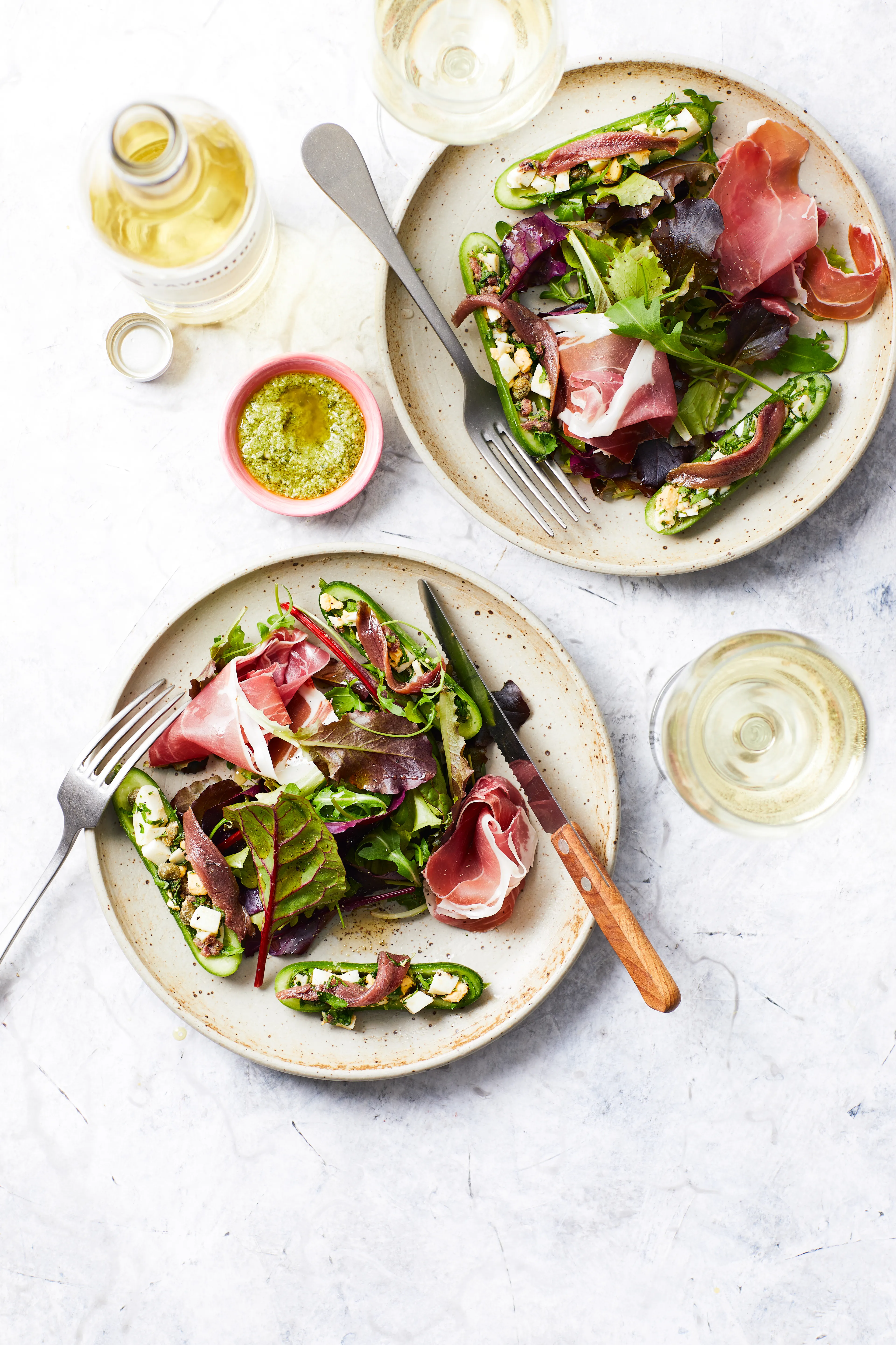 Salade met gevulde komkommer en parmaham