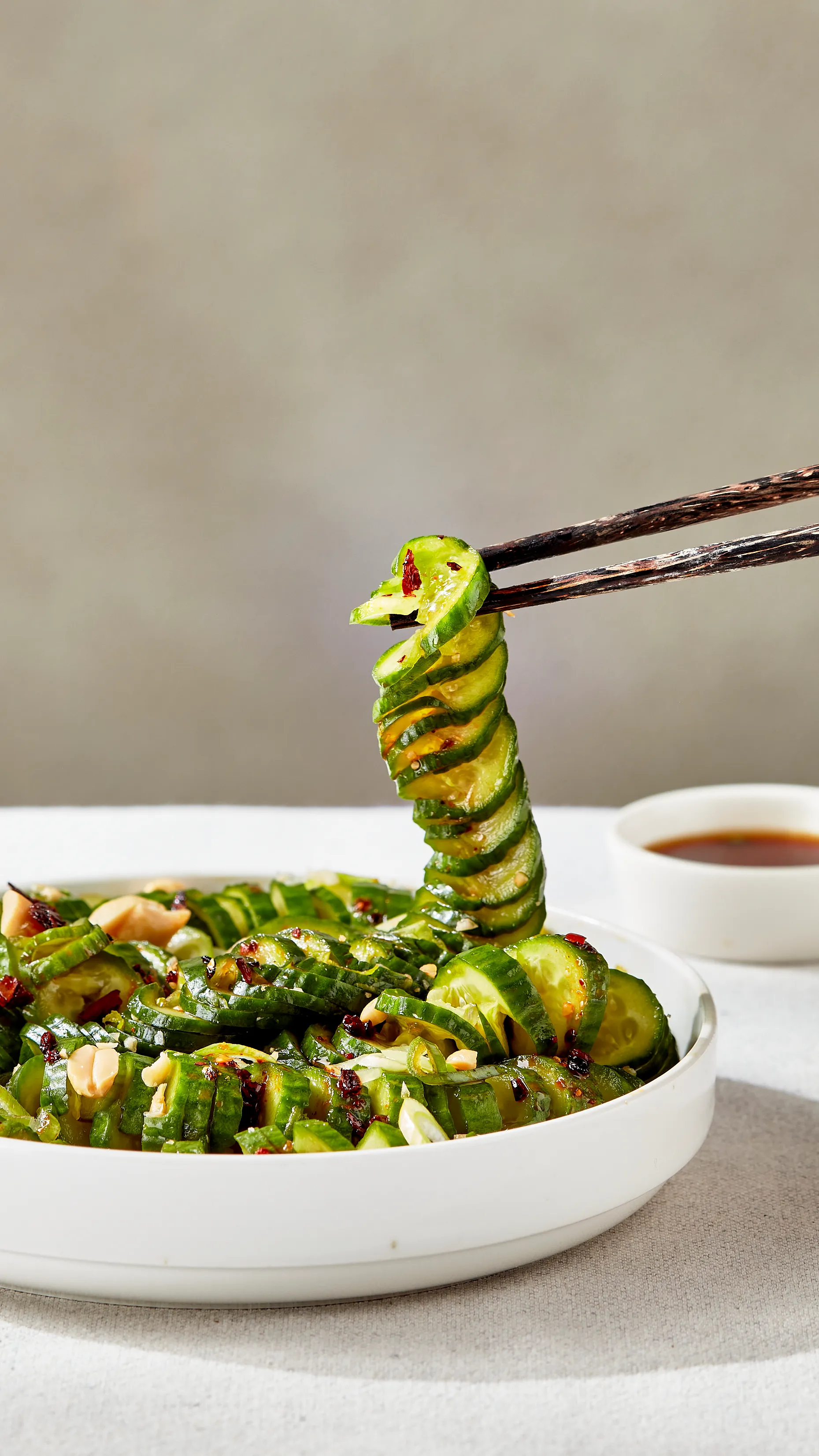 Crunchy komkommersalade met crispy chili-olie, pinda’s en limoen