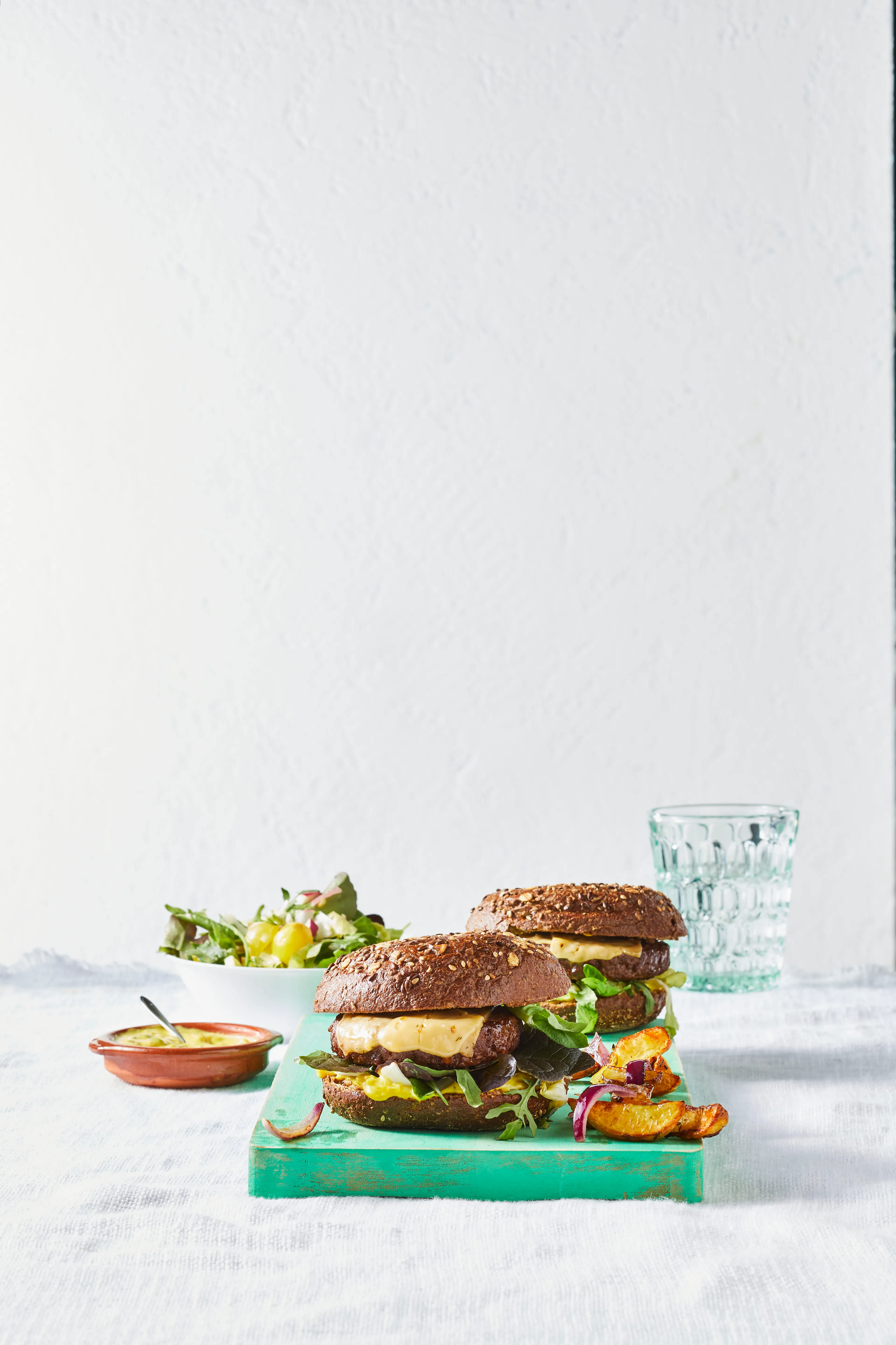 Hamburger met geroosterde aardappelpartjes en rauwkost