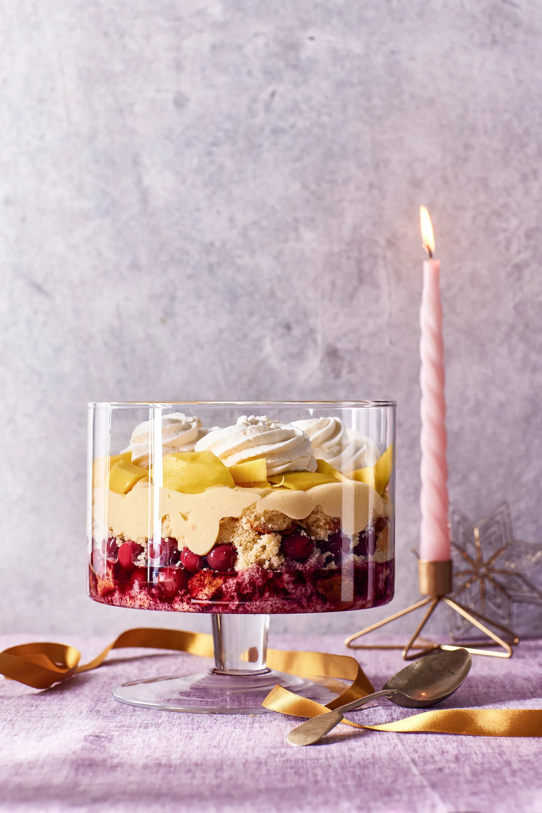 Trifle met vanillecustard, kersengelei en mango