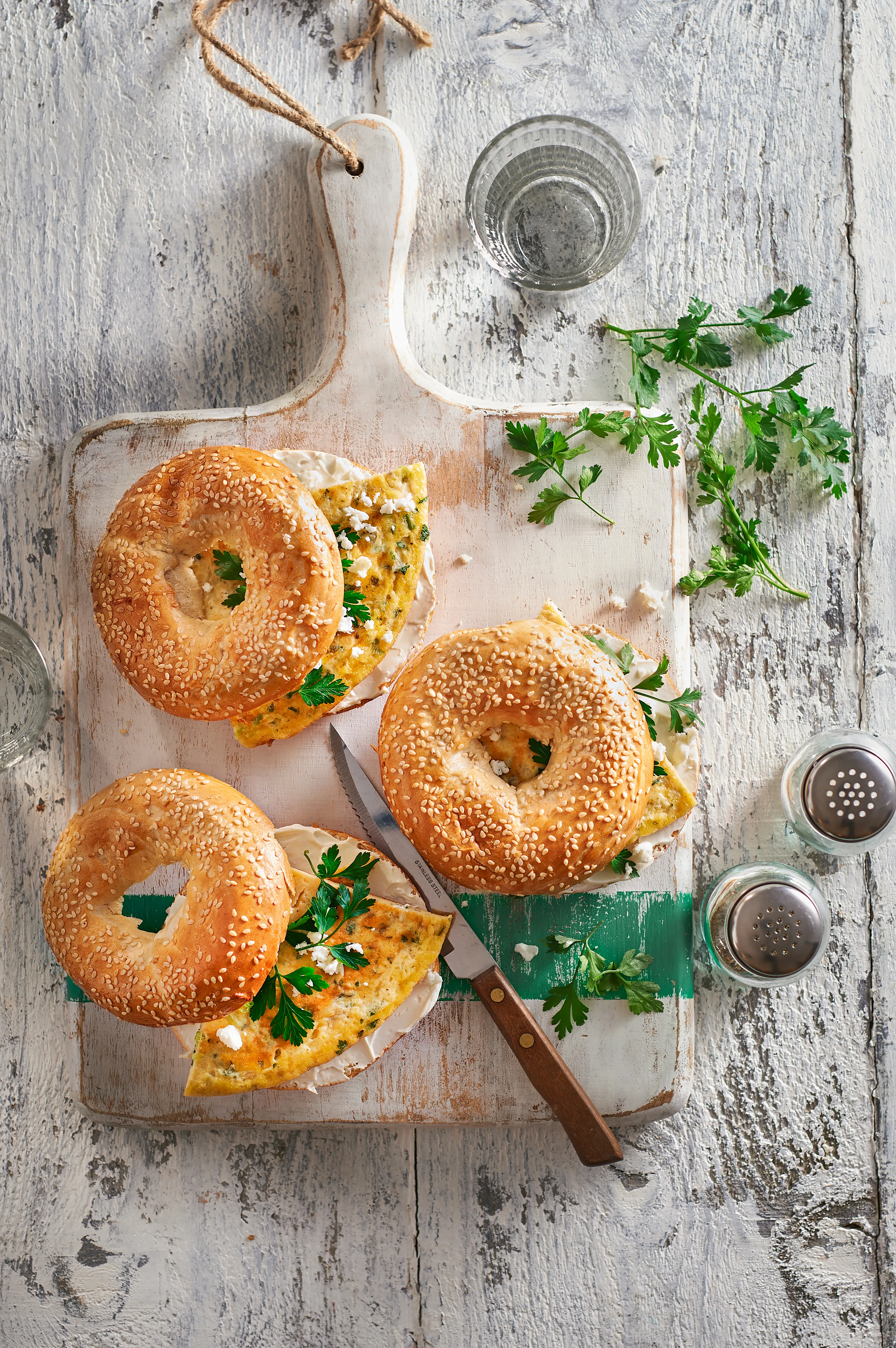 Bagels met kruidige feta-omelet