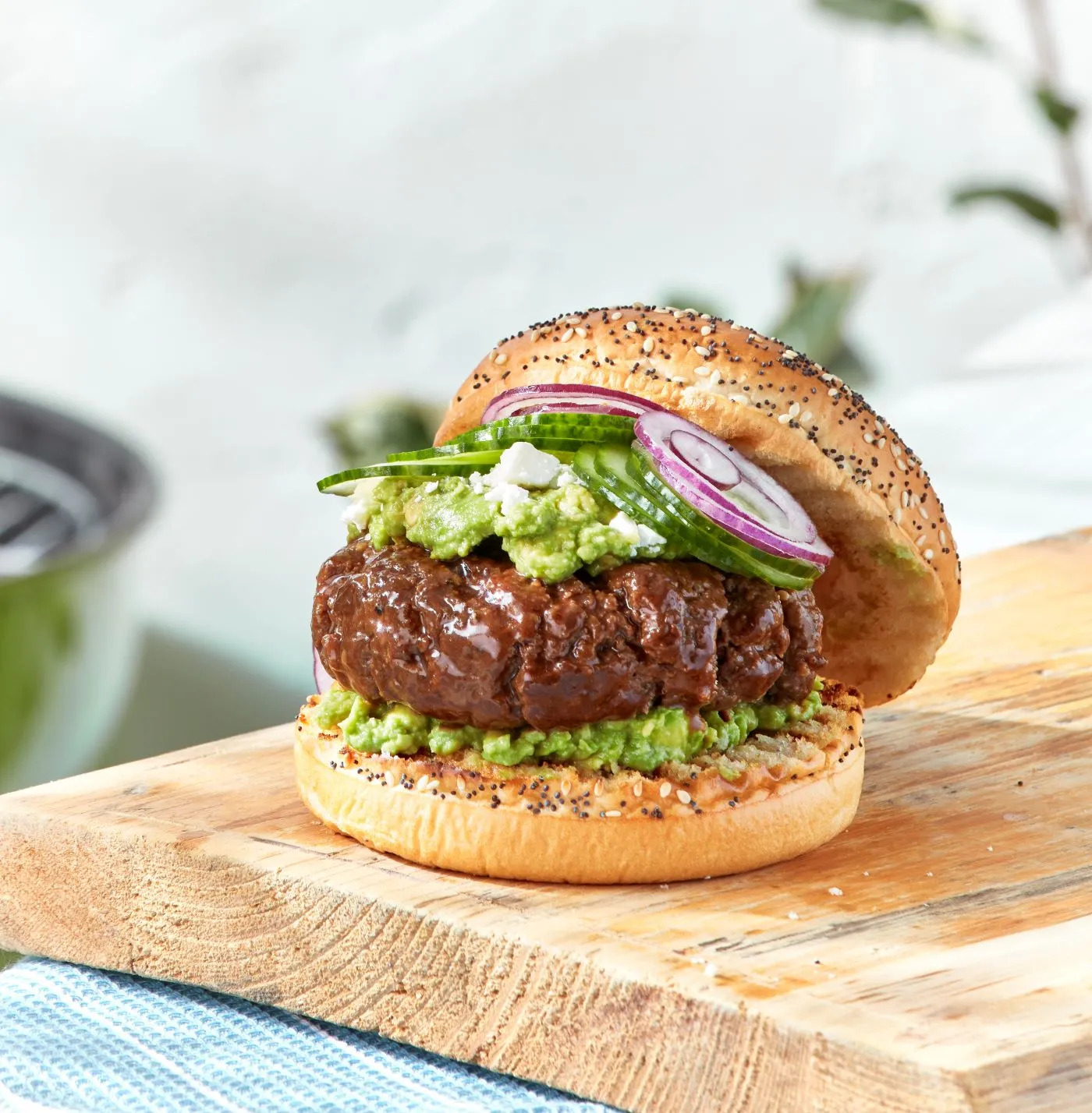 Hamburger met guacamole en feta