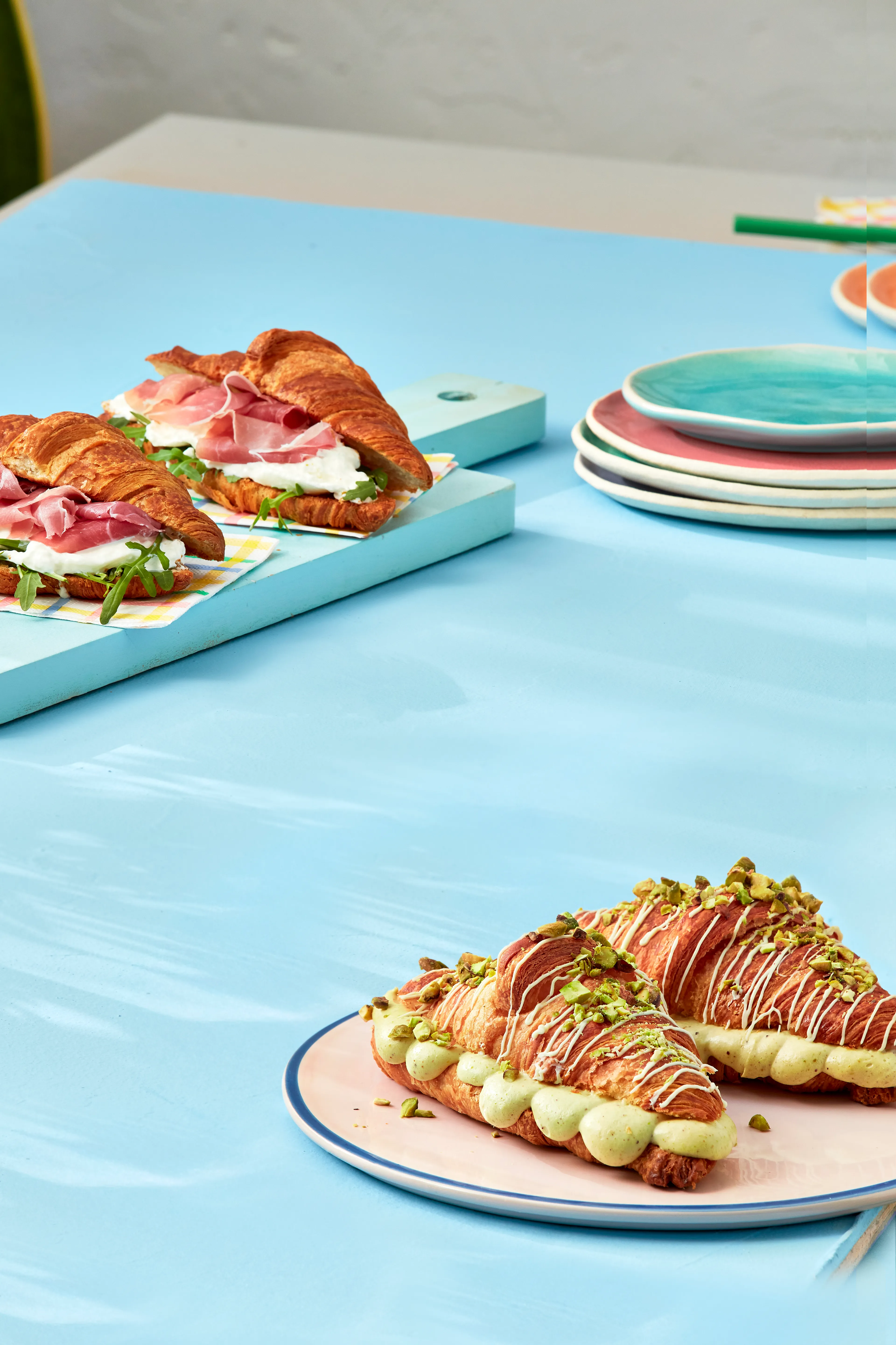 Gebakken croissant met rucola, parmaham en burrata