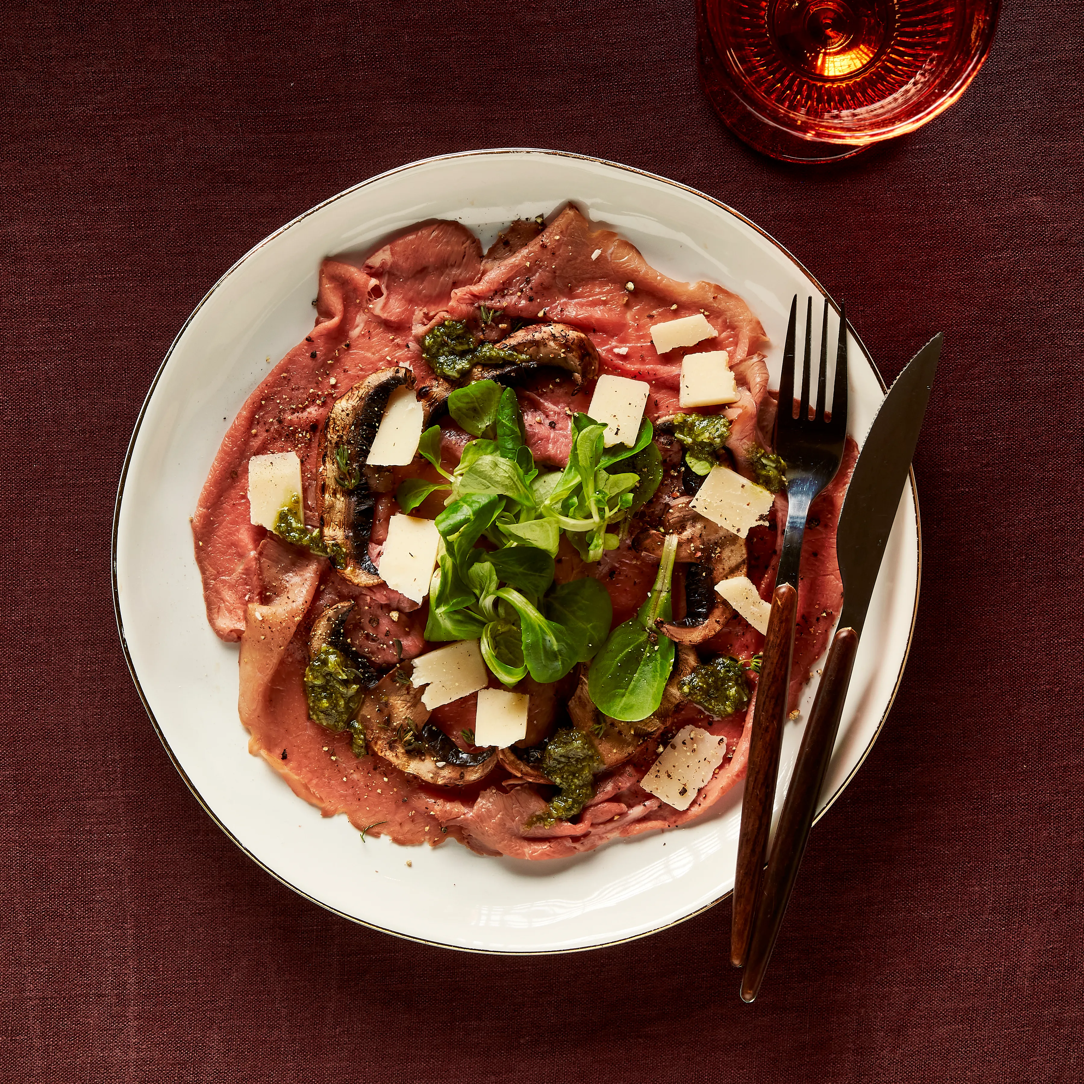 Rosbiefcarpaccio met gegrilde portobello en pecanpesto