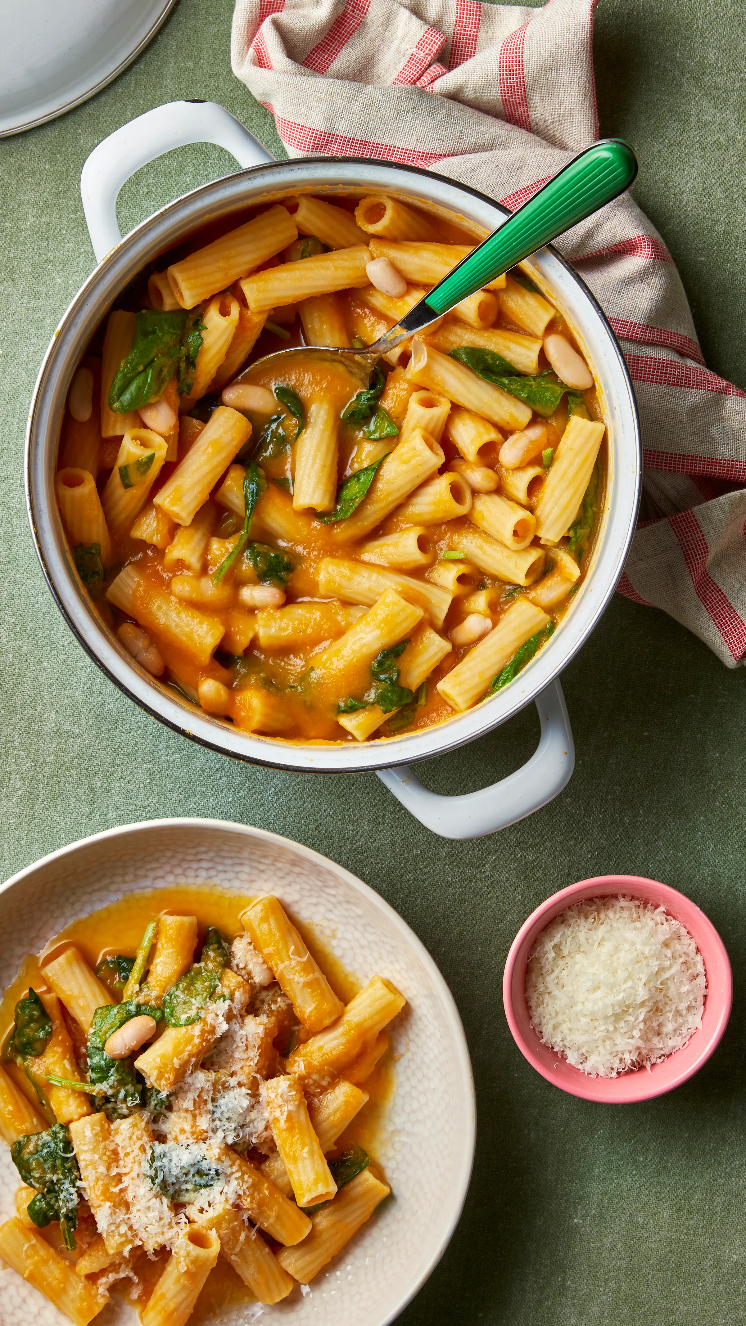 Romige pompoenpasta met witte bonen en spinazie