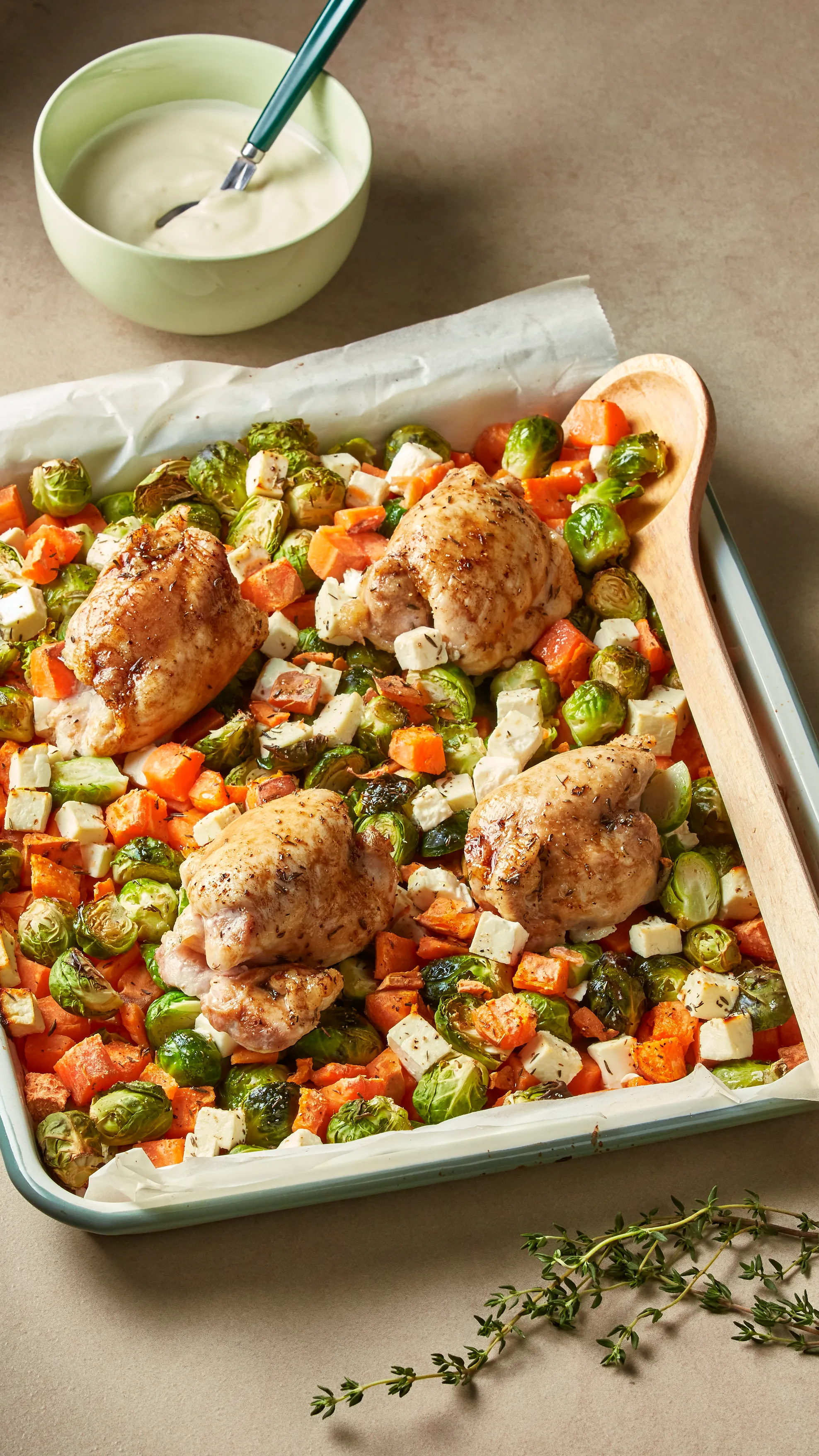 Traybake met spruitjes, zoete aardappel, kippendij en witte kaas