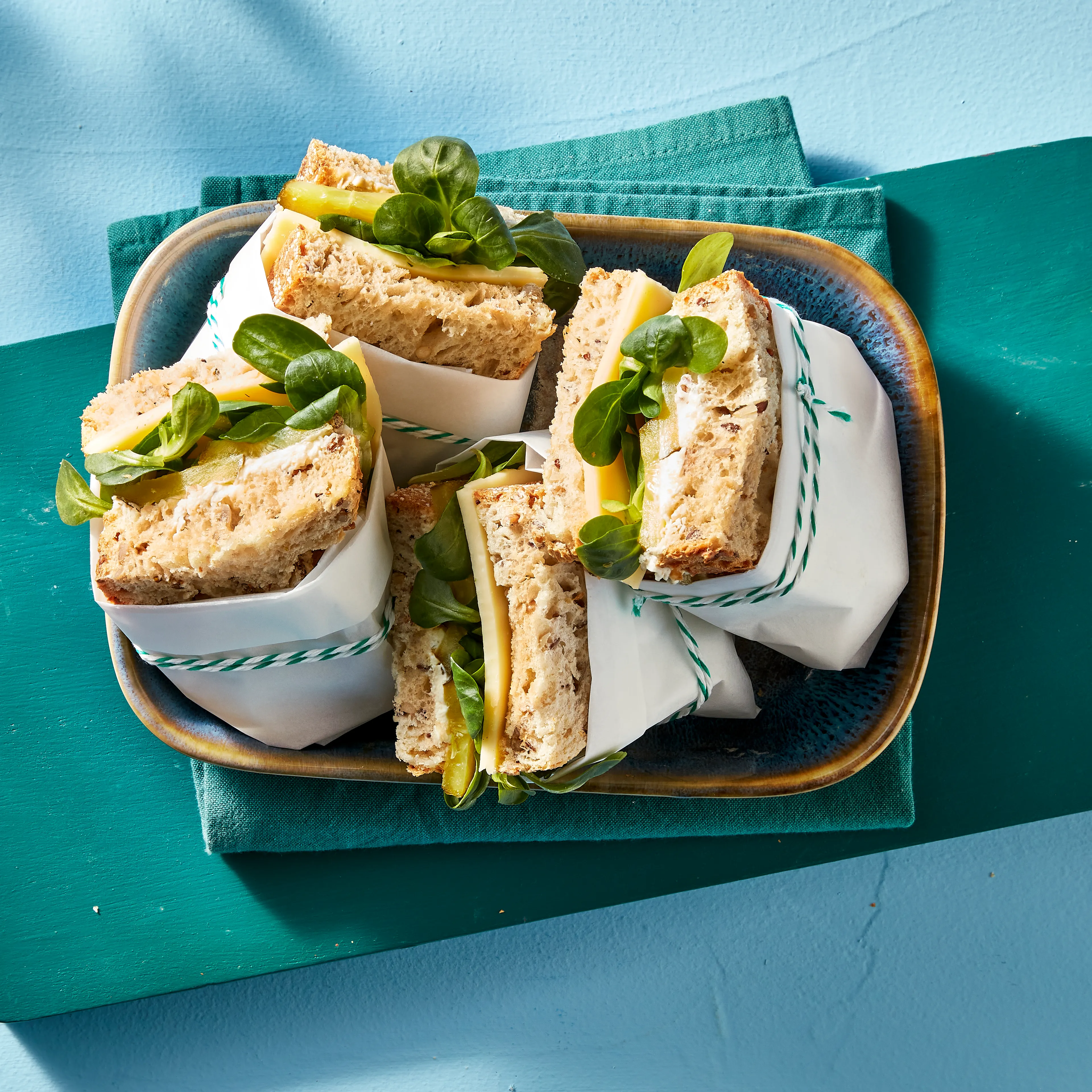 Sandwich met kaas, zuivelspread en augurk