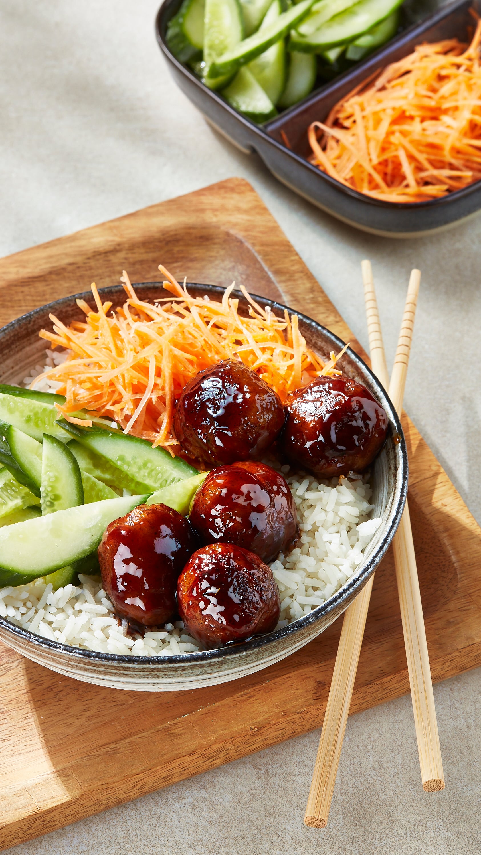 Koreaanse sticky meatballs met rijst en komkommersalade