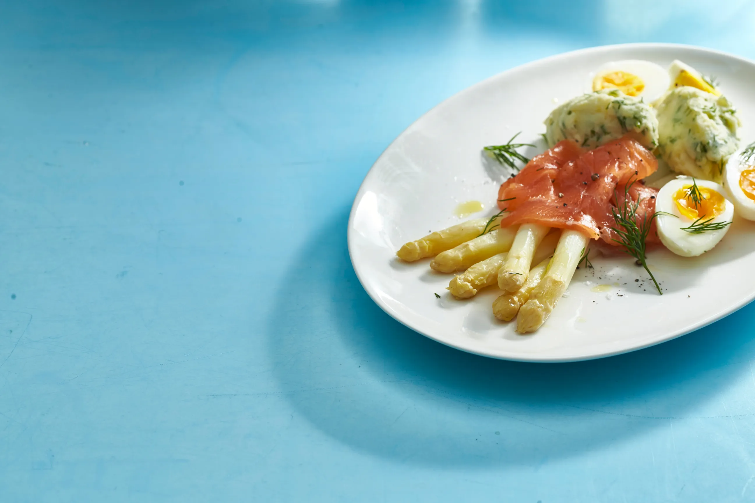 Asperges met gerookte zalm en ei