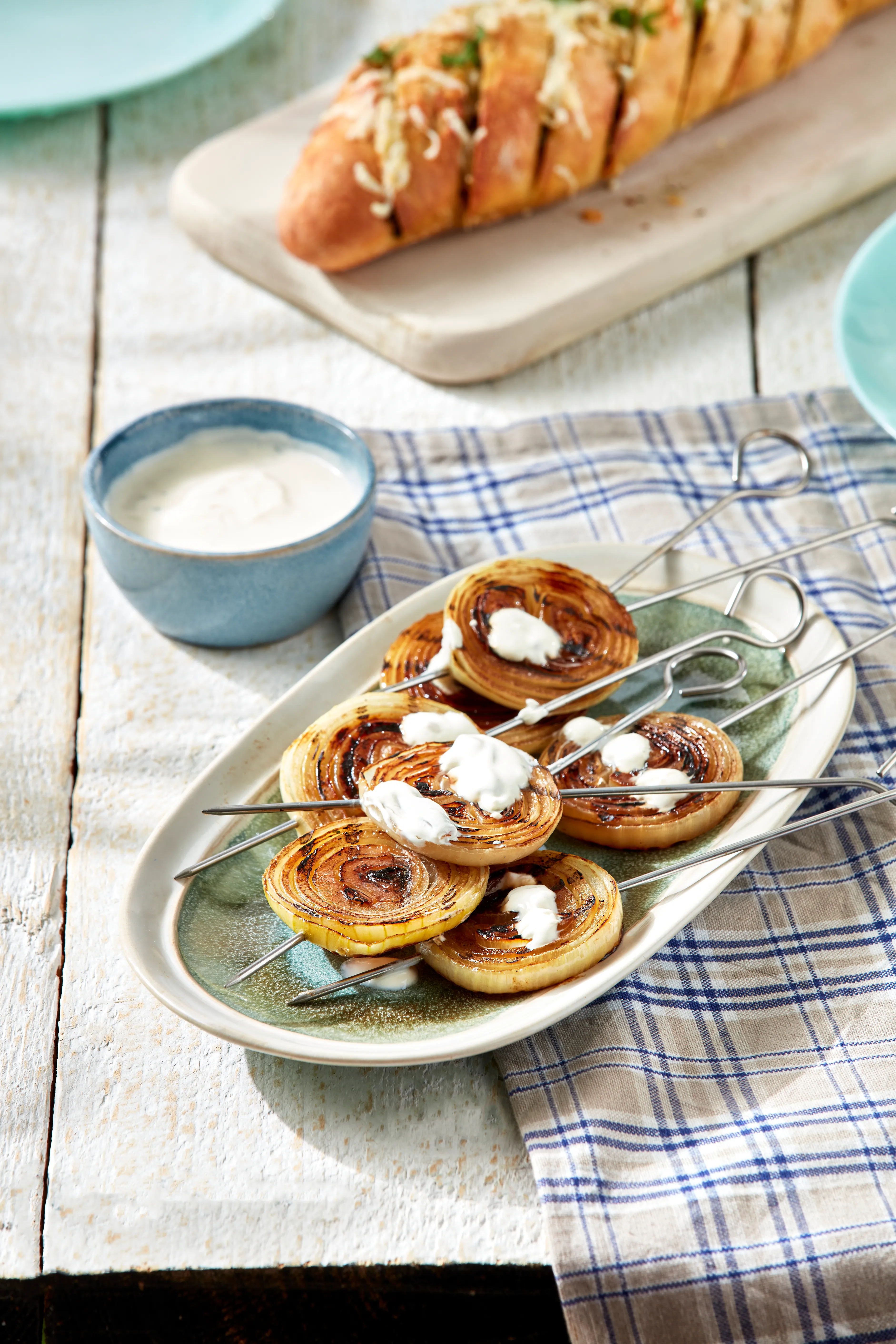 Uienspiesjes met knoflookbrood en citroen ansjovisdressing