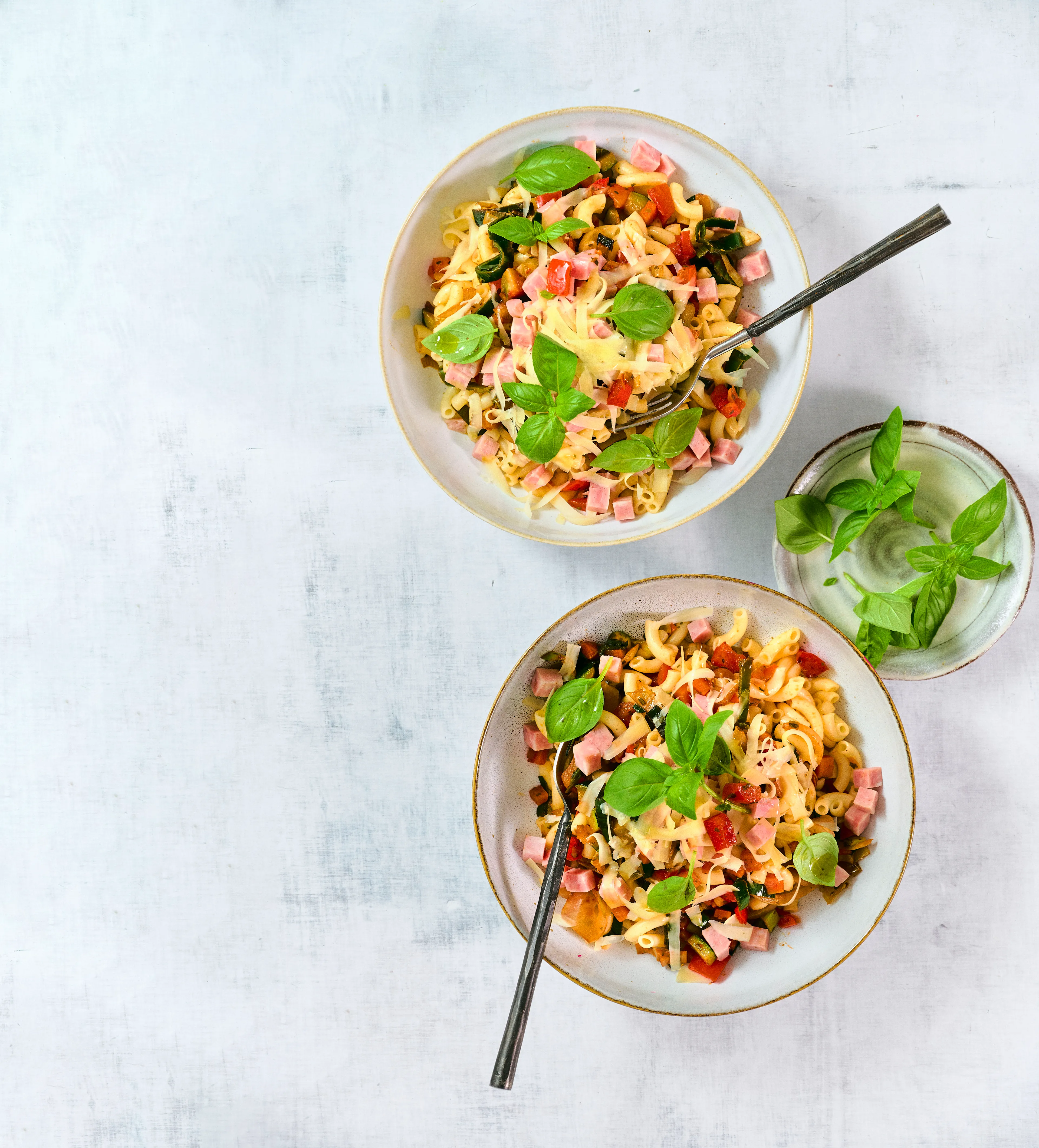Macaroni met ham en groenten