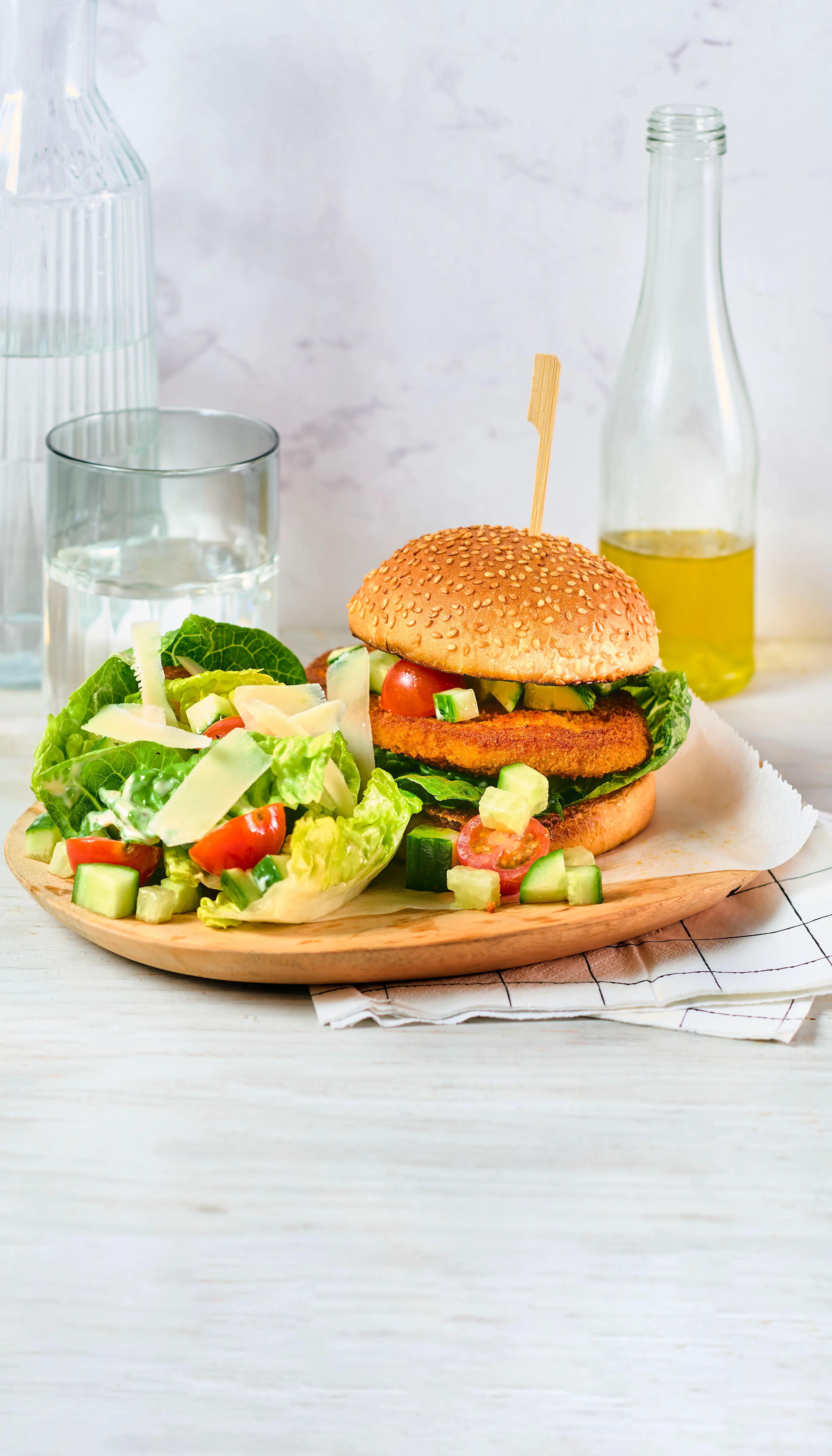 Krokante schnitzelburger met caesarsalade