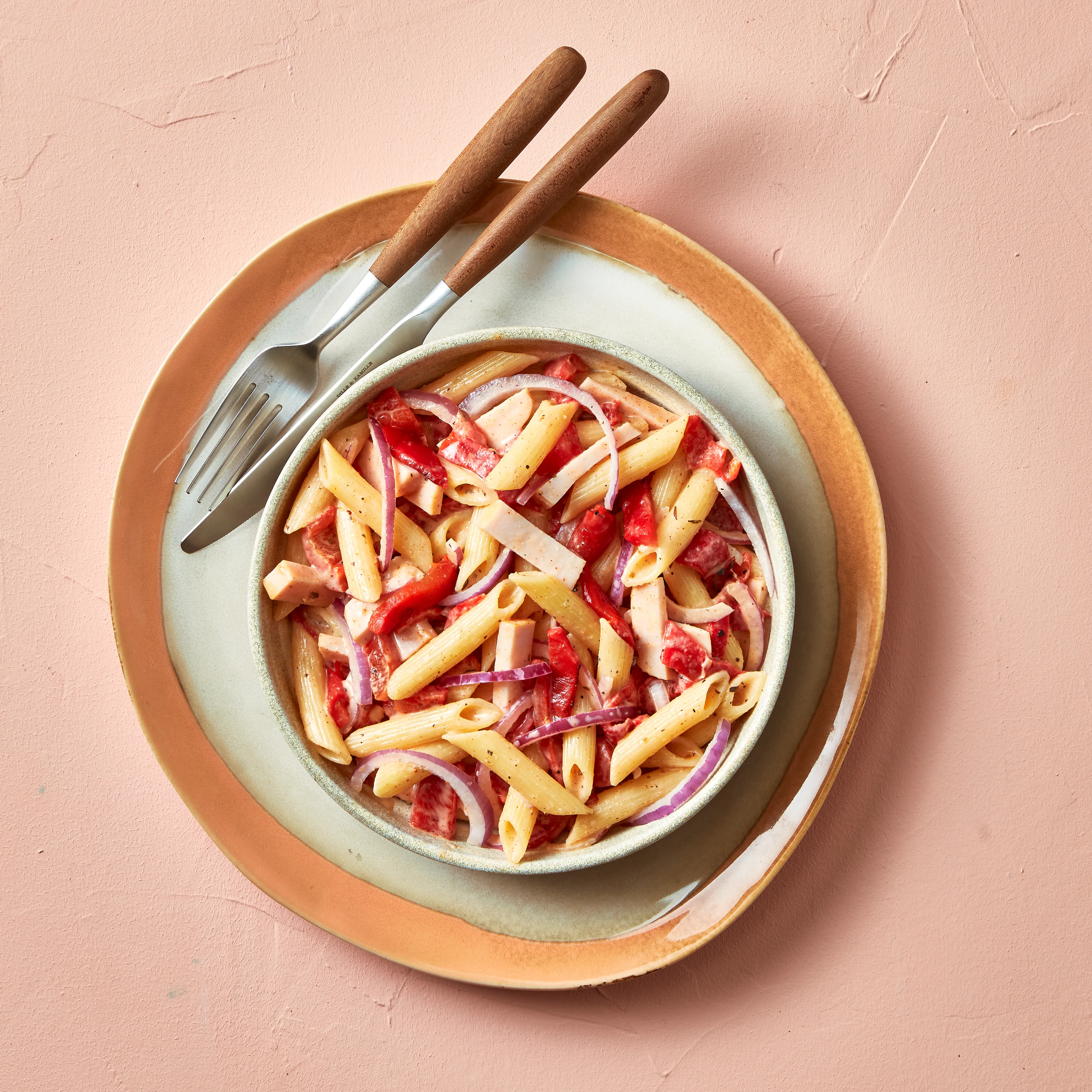 Pastasalade met gerookte kip en gegrilde paprika