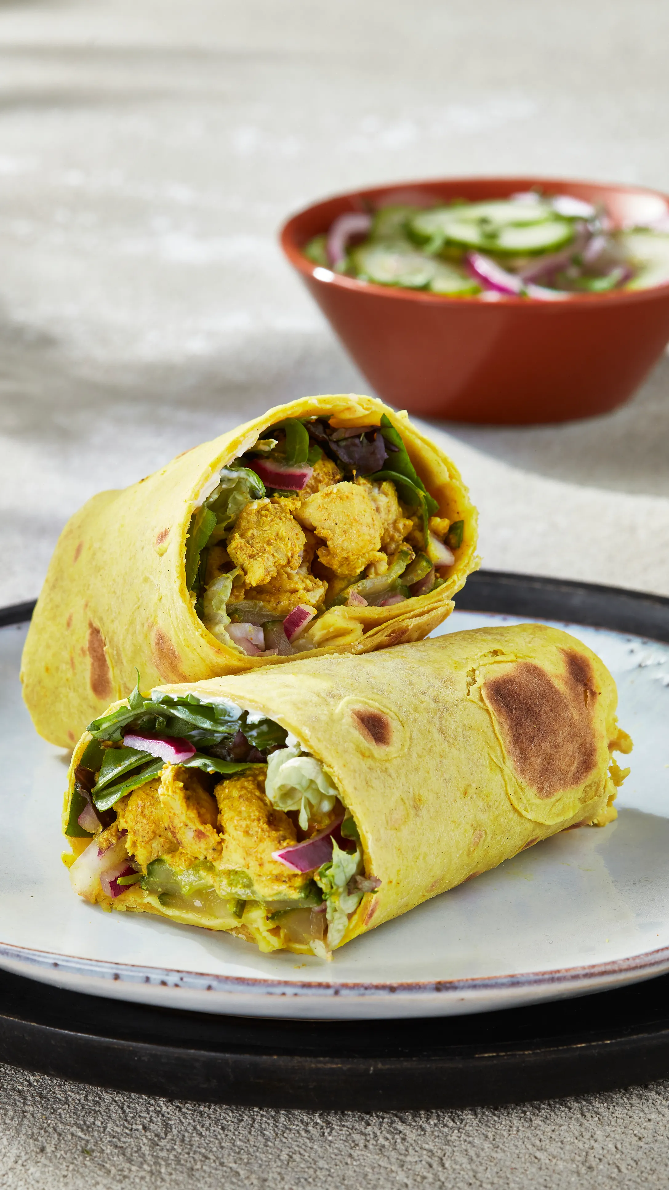 Knapperige roti rol met masala-kip en frisse komkommerpickle