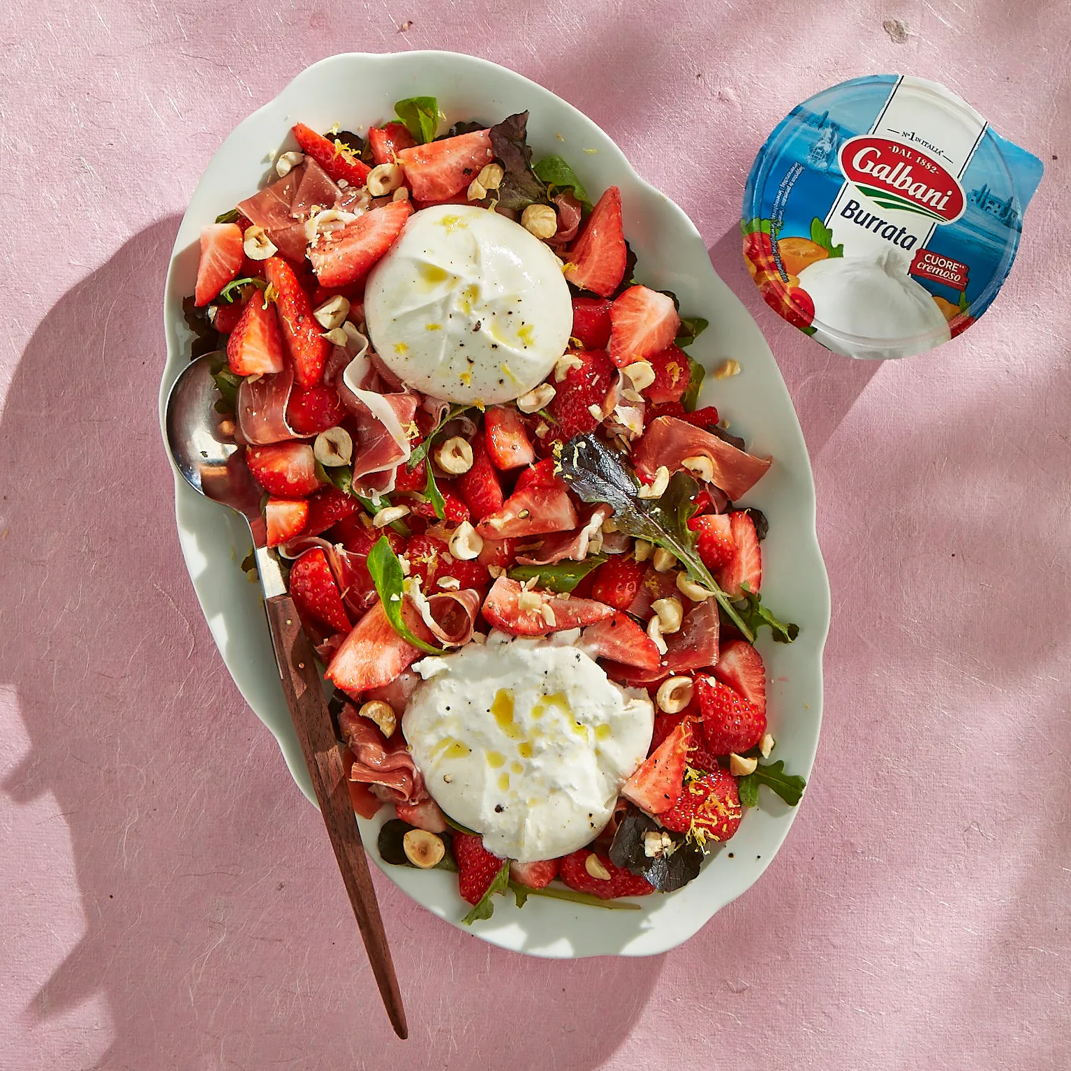 Burratasalade met aardbeien en hazelnoten