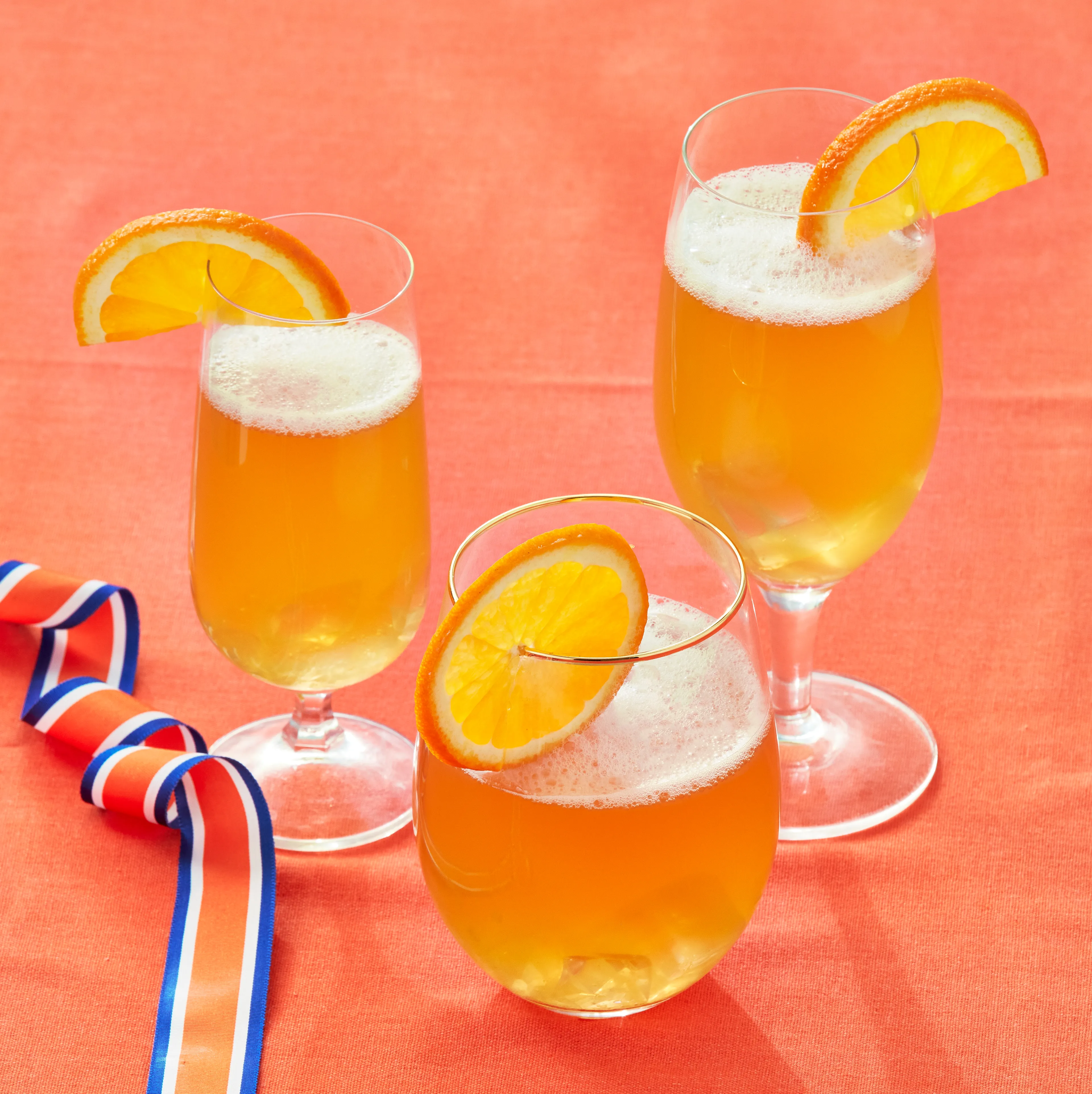 Goudgele rakker met sinaasappel