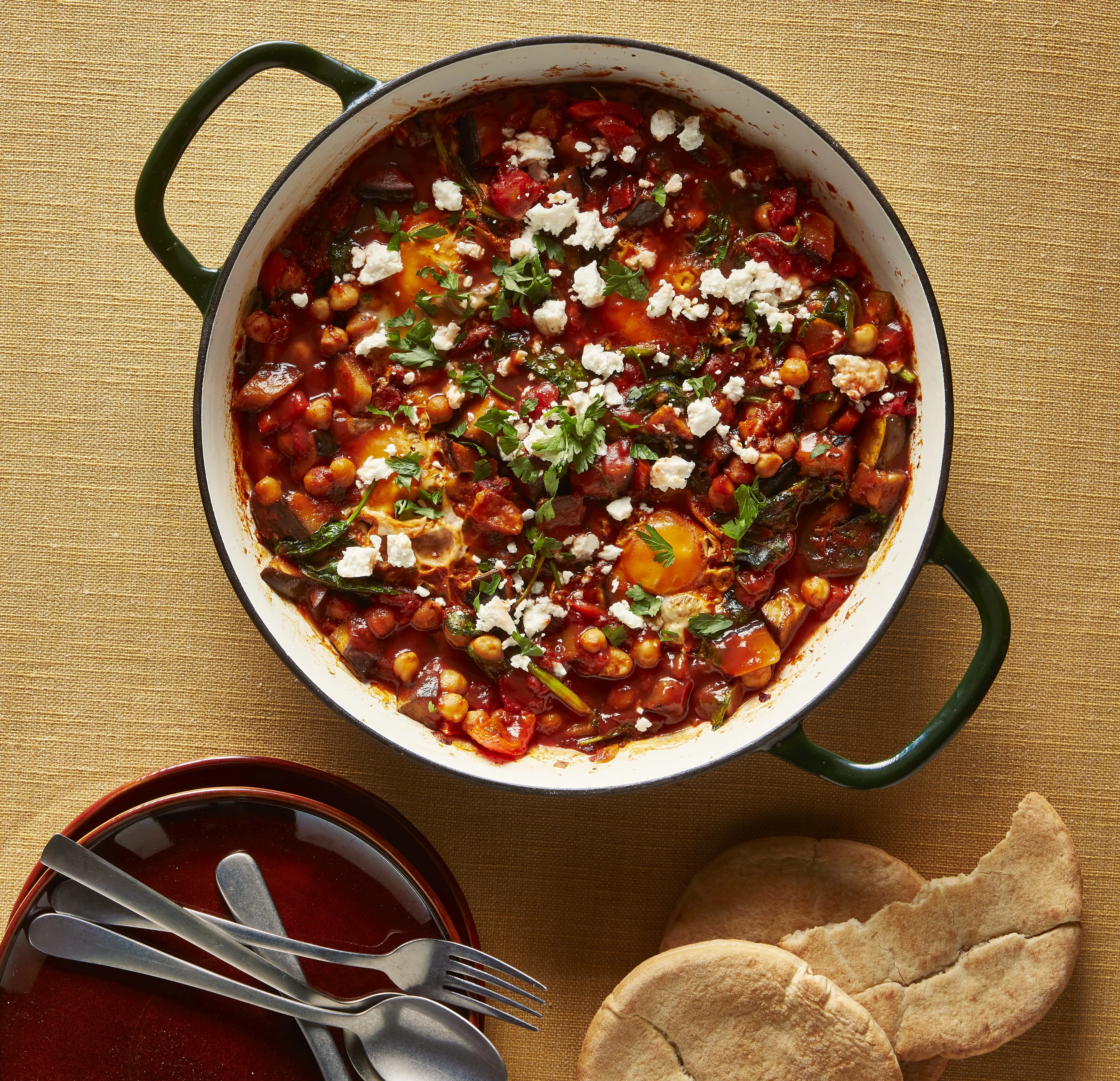 Goedgevulde shakshuka met kikkererwten