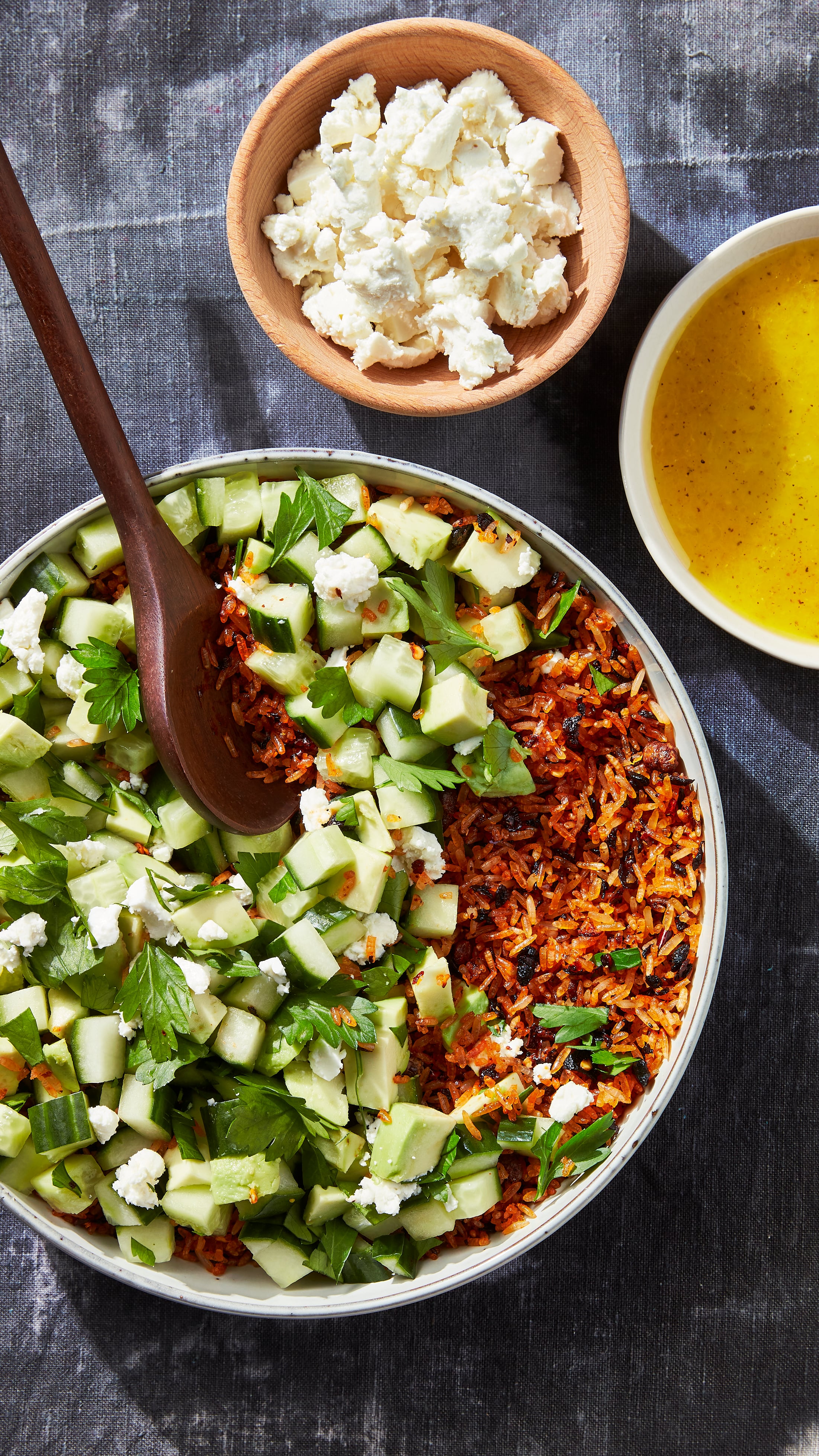 Crispy rijstsalade met citroen, feta en komkommer