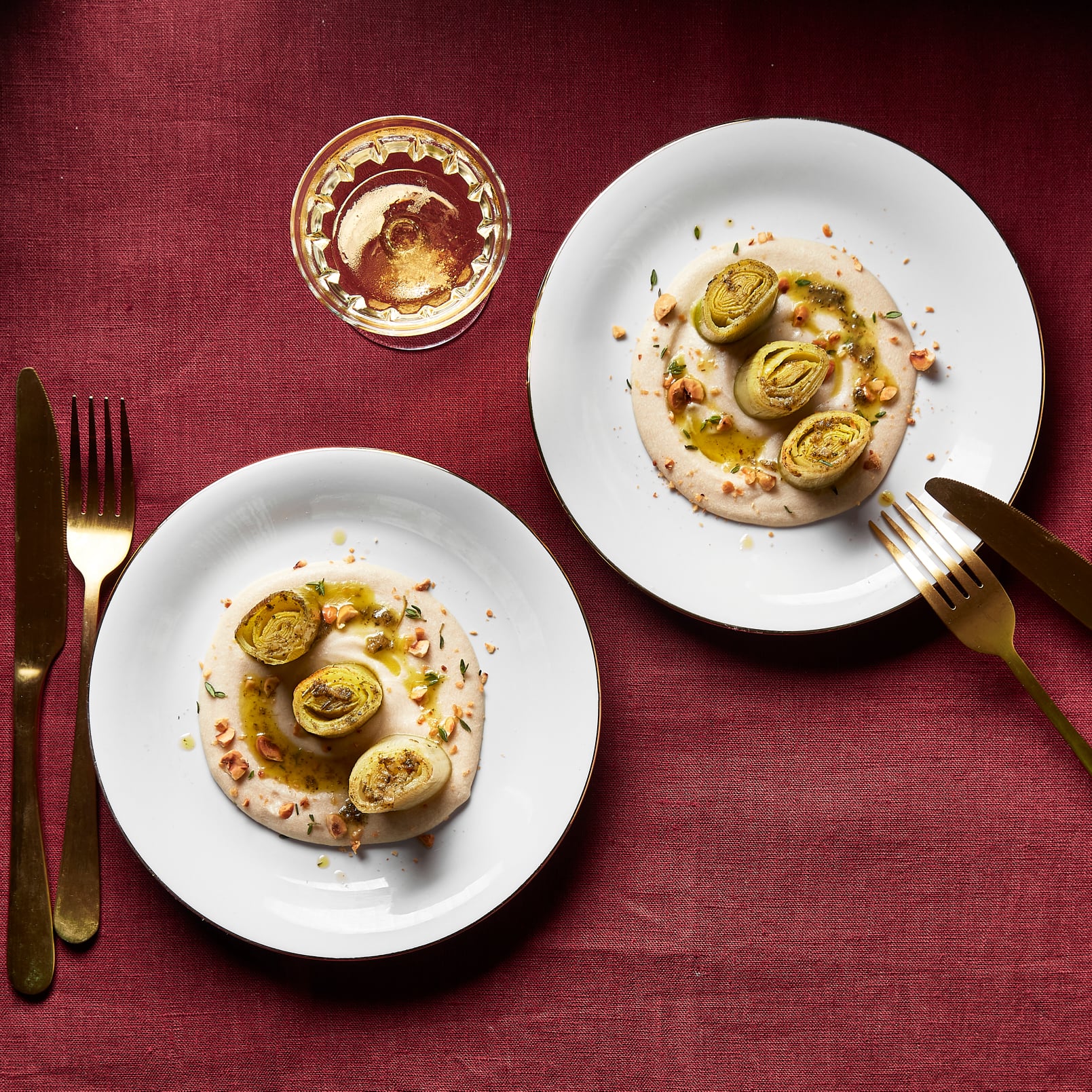 Wittebonenpuree met geroosterde prei en hazelnoten