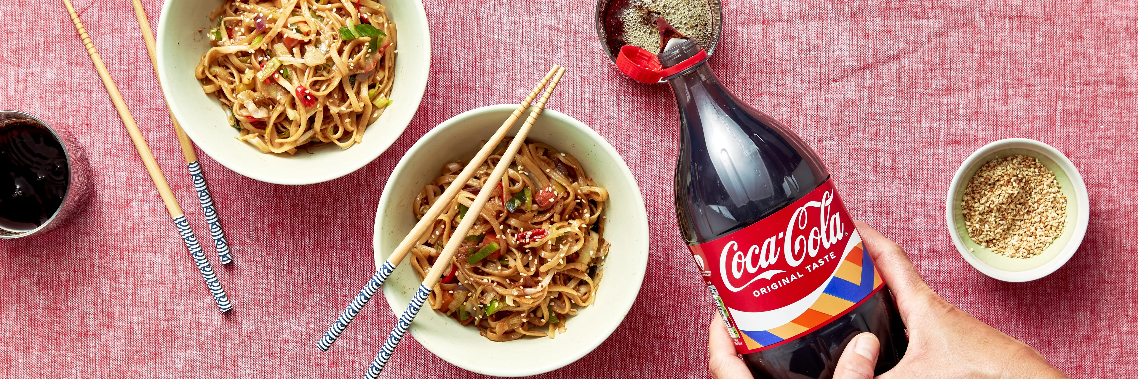 Mie met roerbakgroenten in kruidige cola-saus