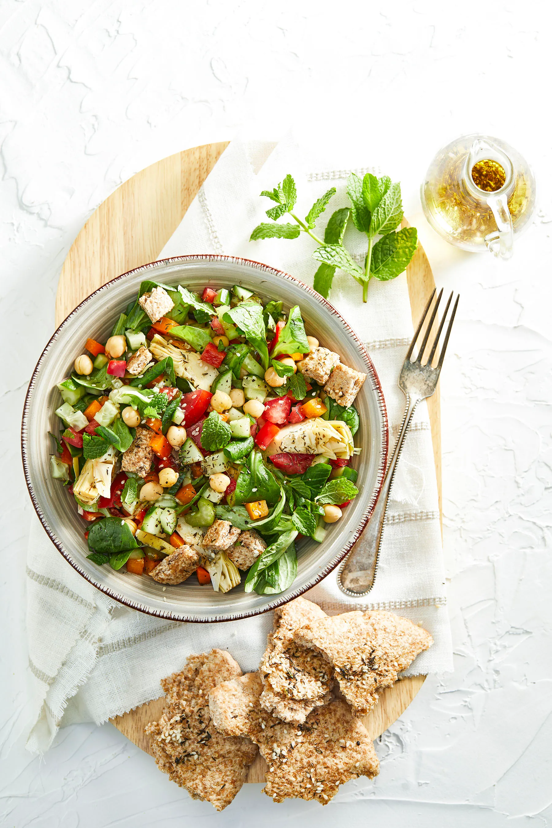 Midden-Oosterse broodsalade met tijm-sesamdressing
