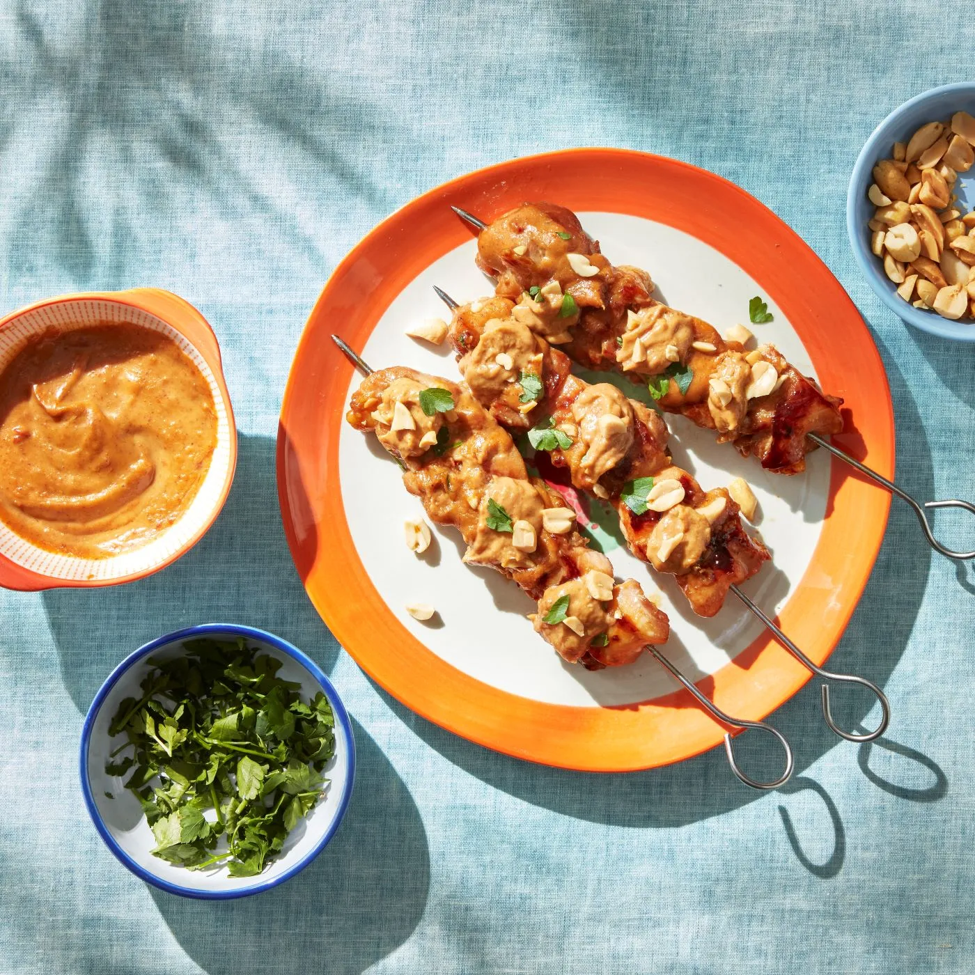 Kipsaté van de BBQ met zelfgemaakte satésaus