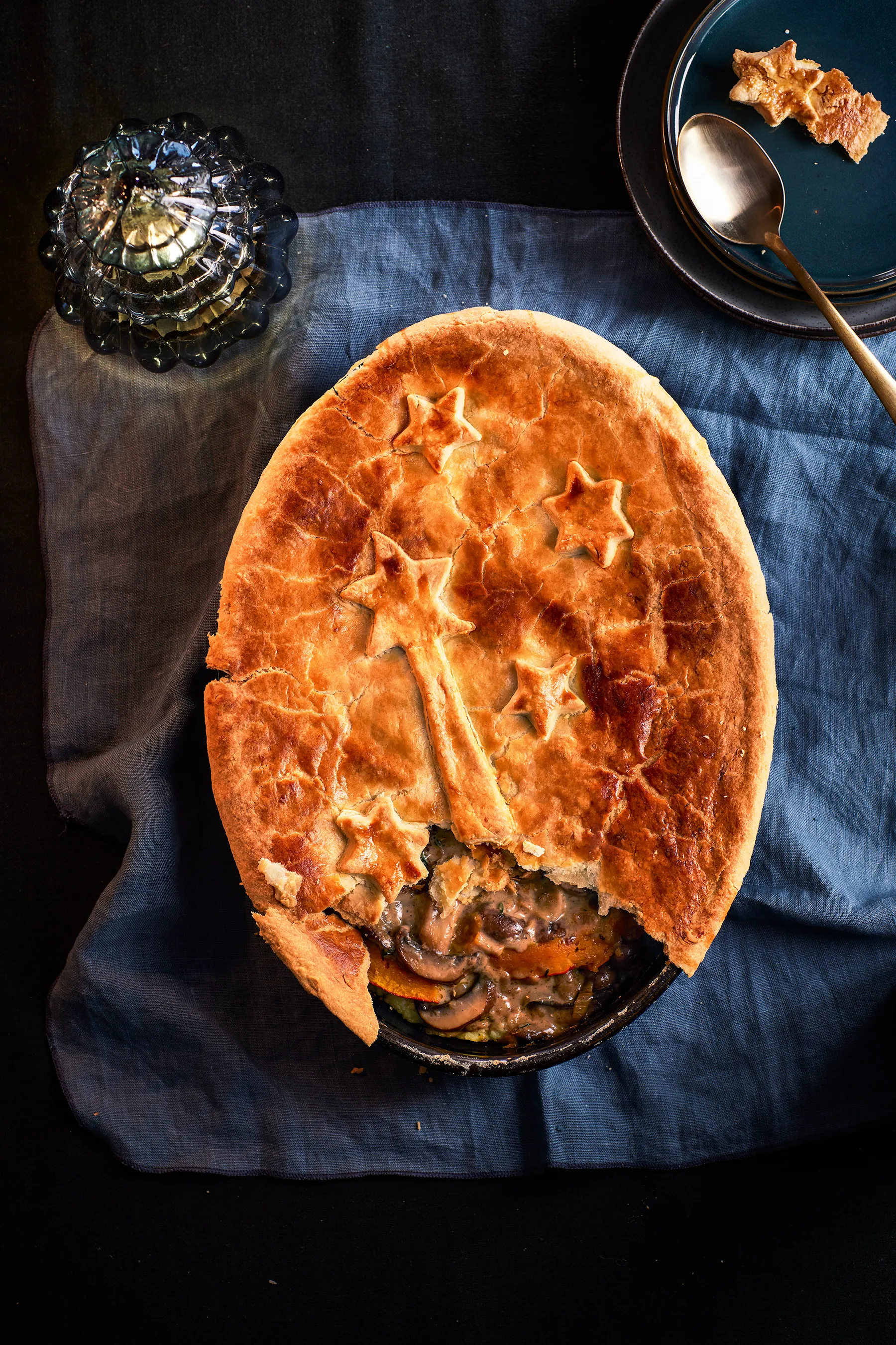 Pie met paddenstoelenragout, pompoen en aardappelpuree