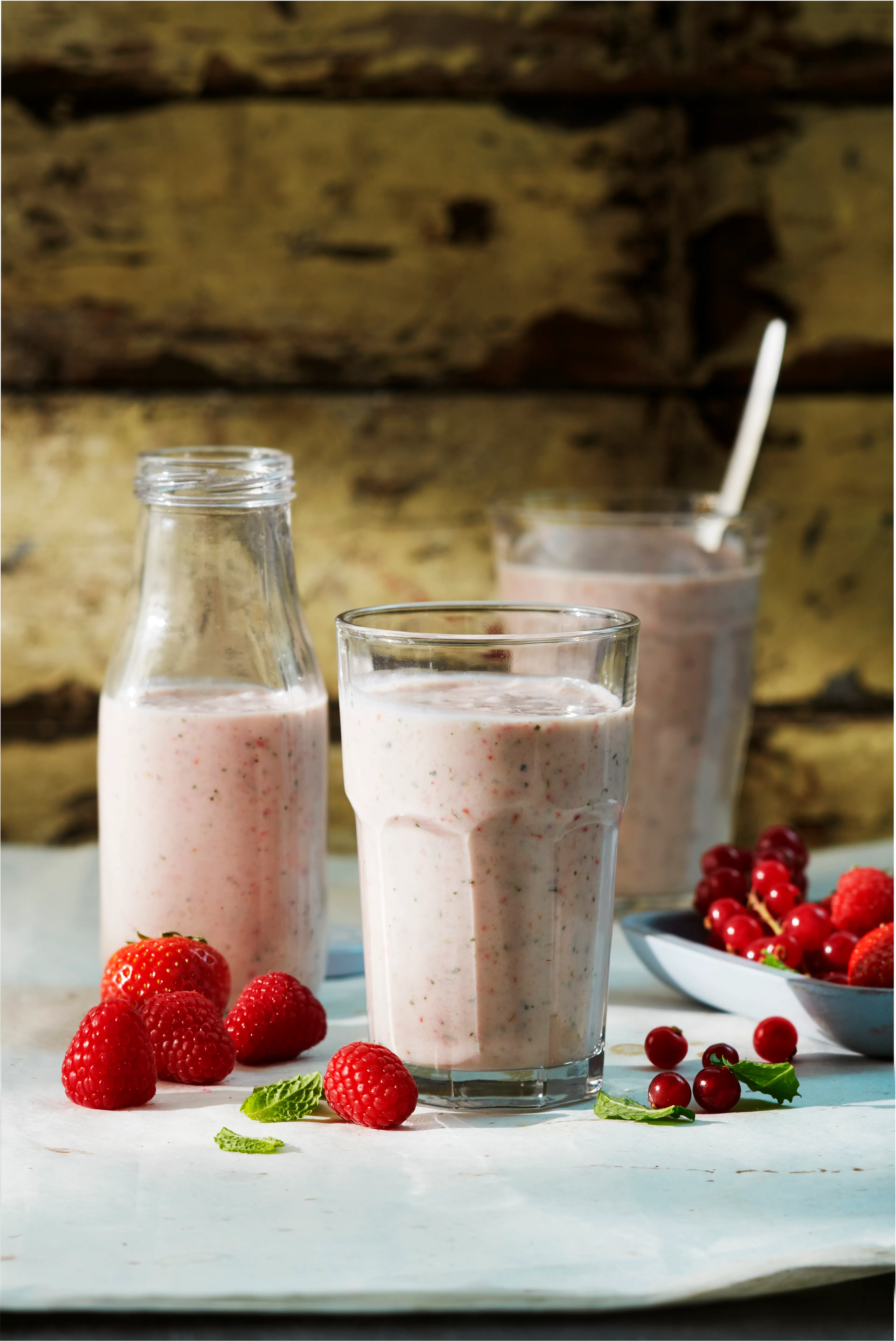 Roodfruit-smoothie met verse munt