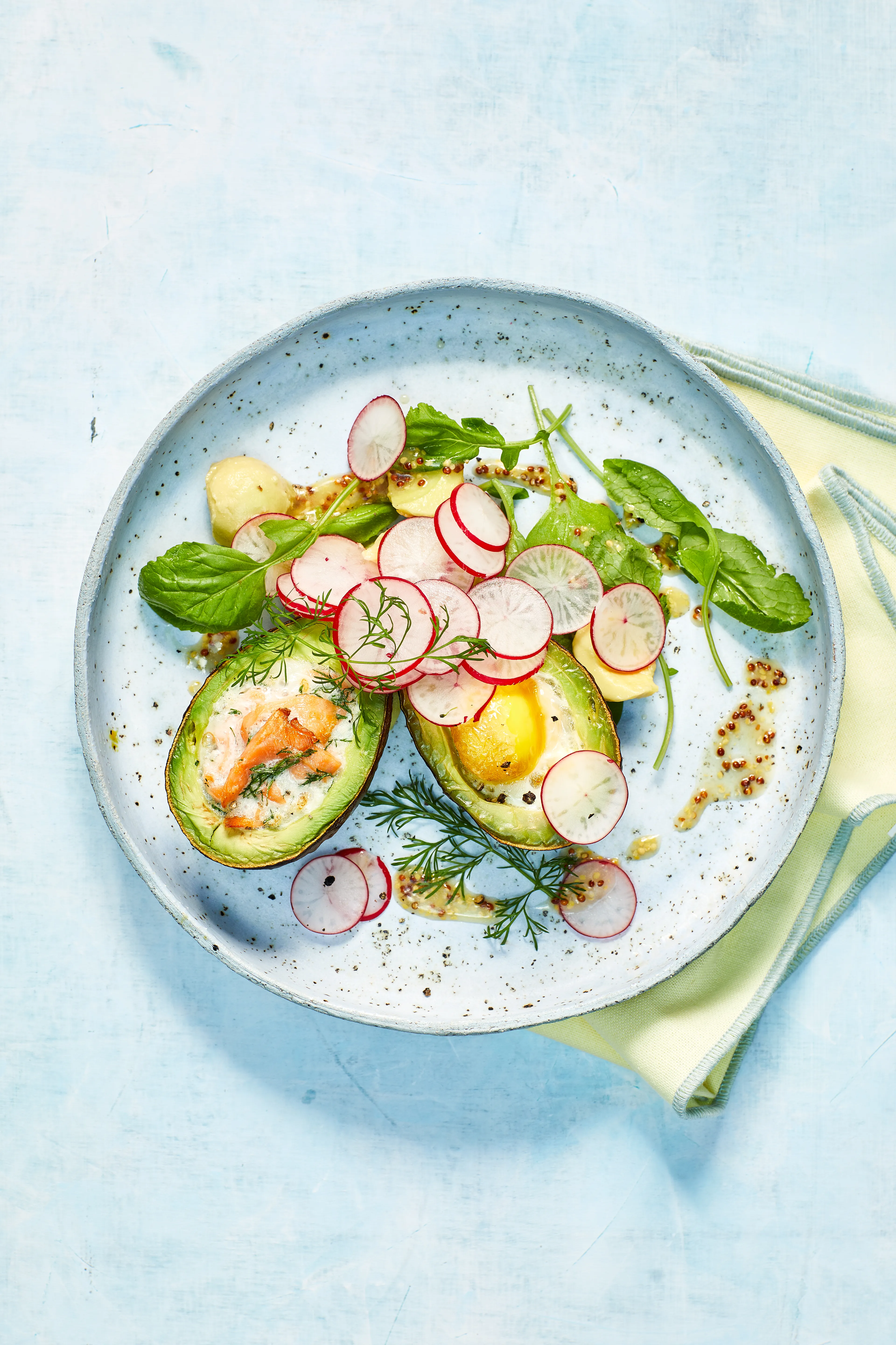 Ei in avocado met zalm