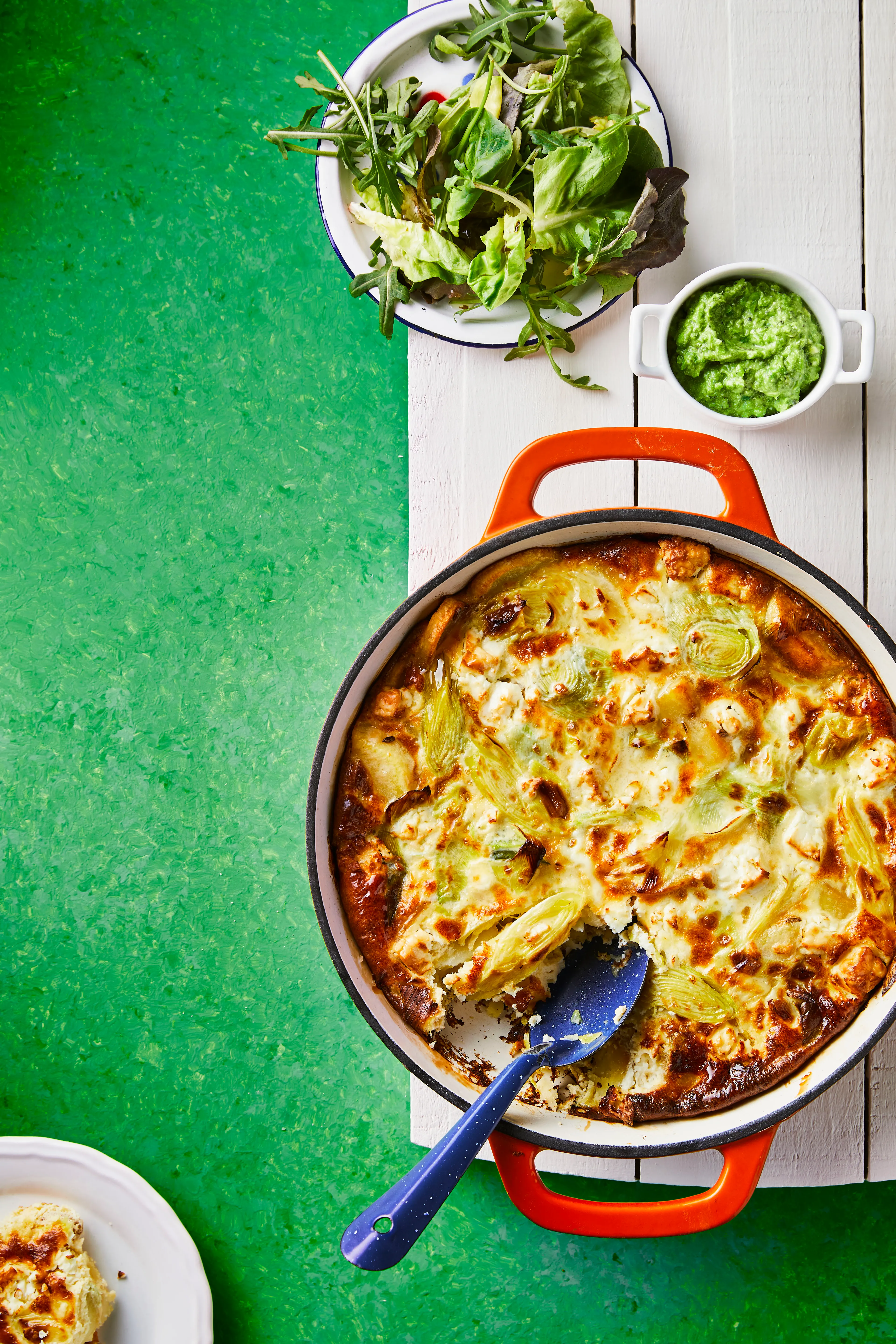 Ovenfrittata met prei, tuinerwten-muntcrème en feta