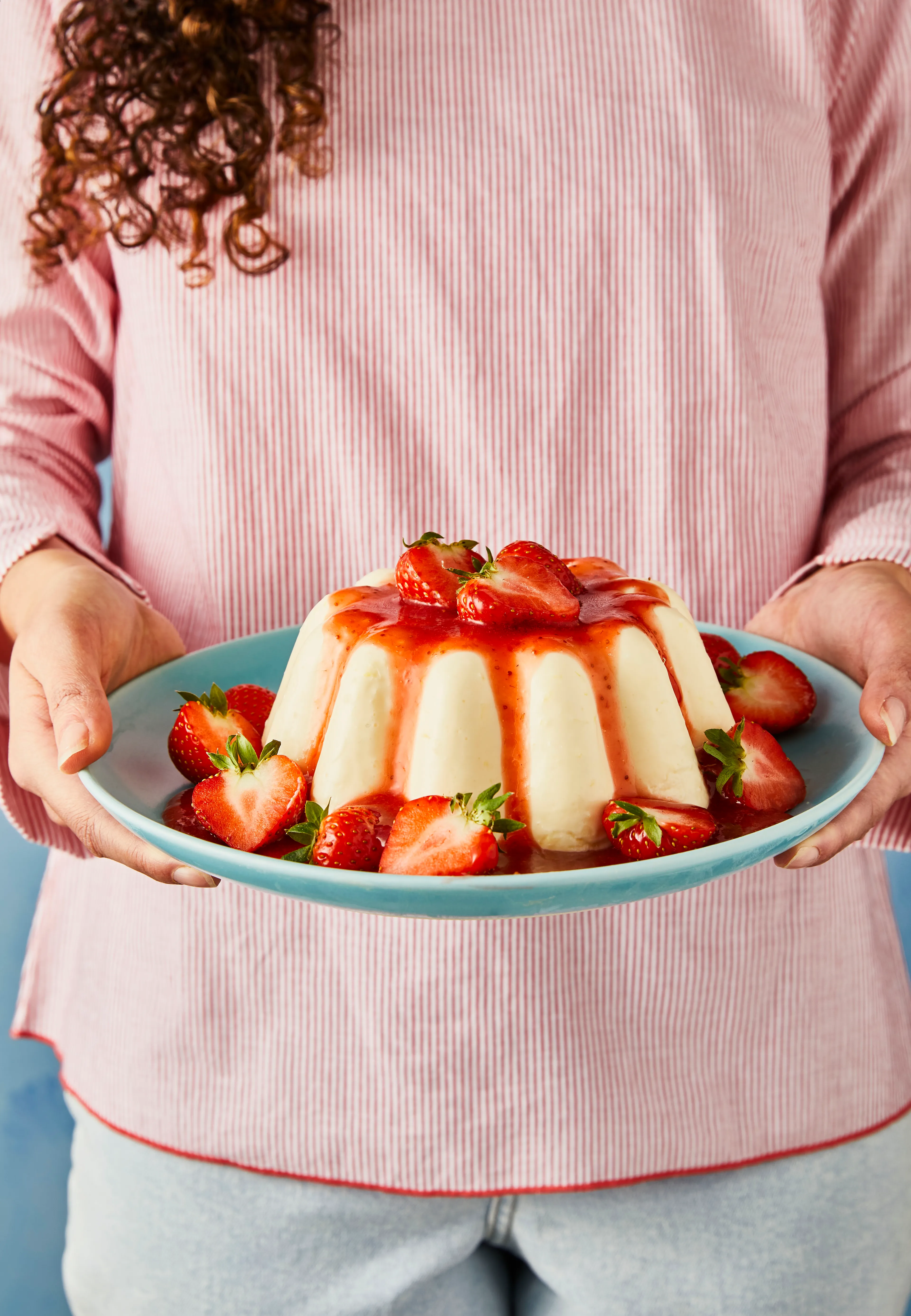 Sinaasappelpudding met boerenyoghurt en aardbeiensaus