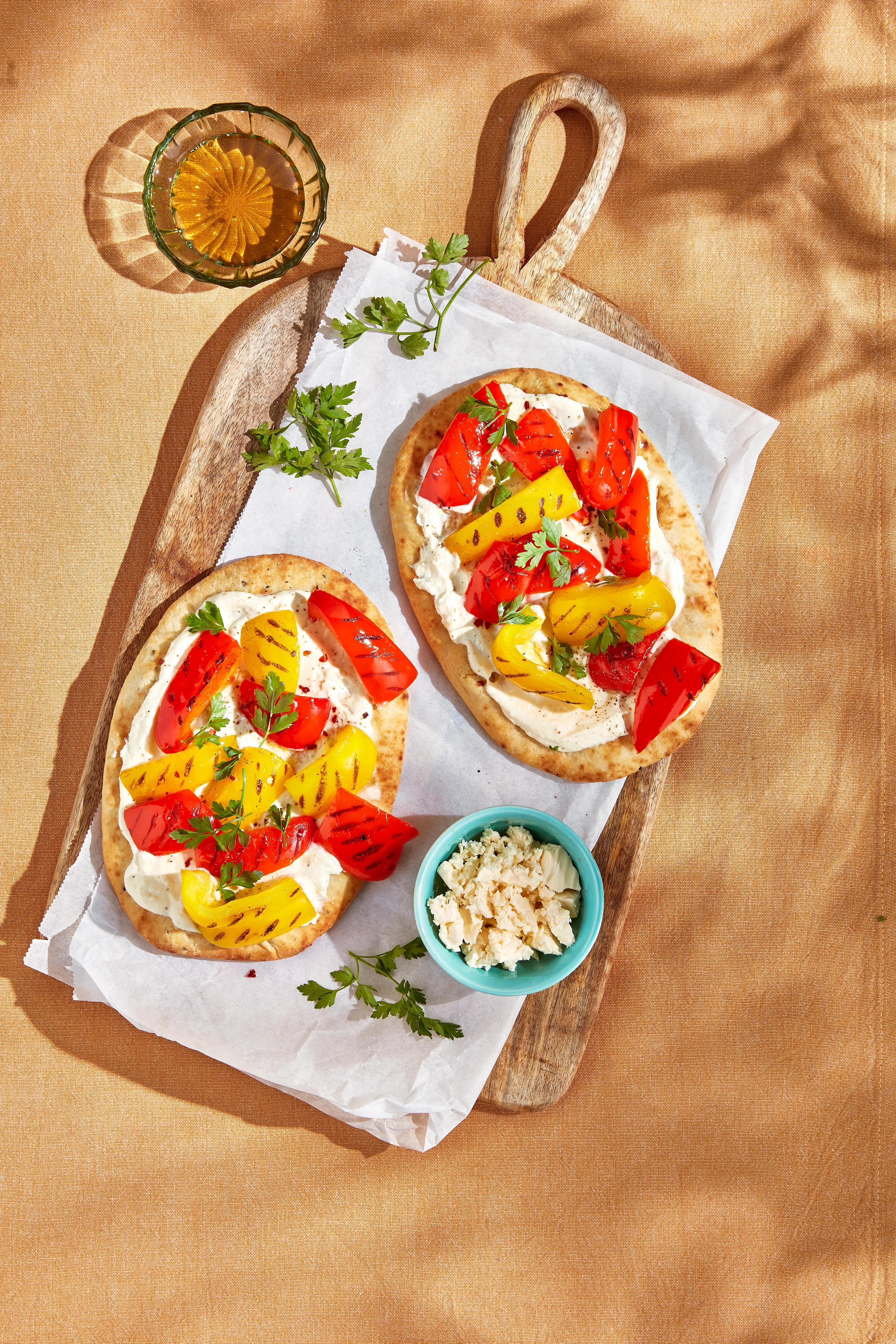 Flatbread met gegrilde paprika, witte kaascrème en honing