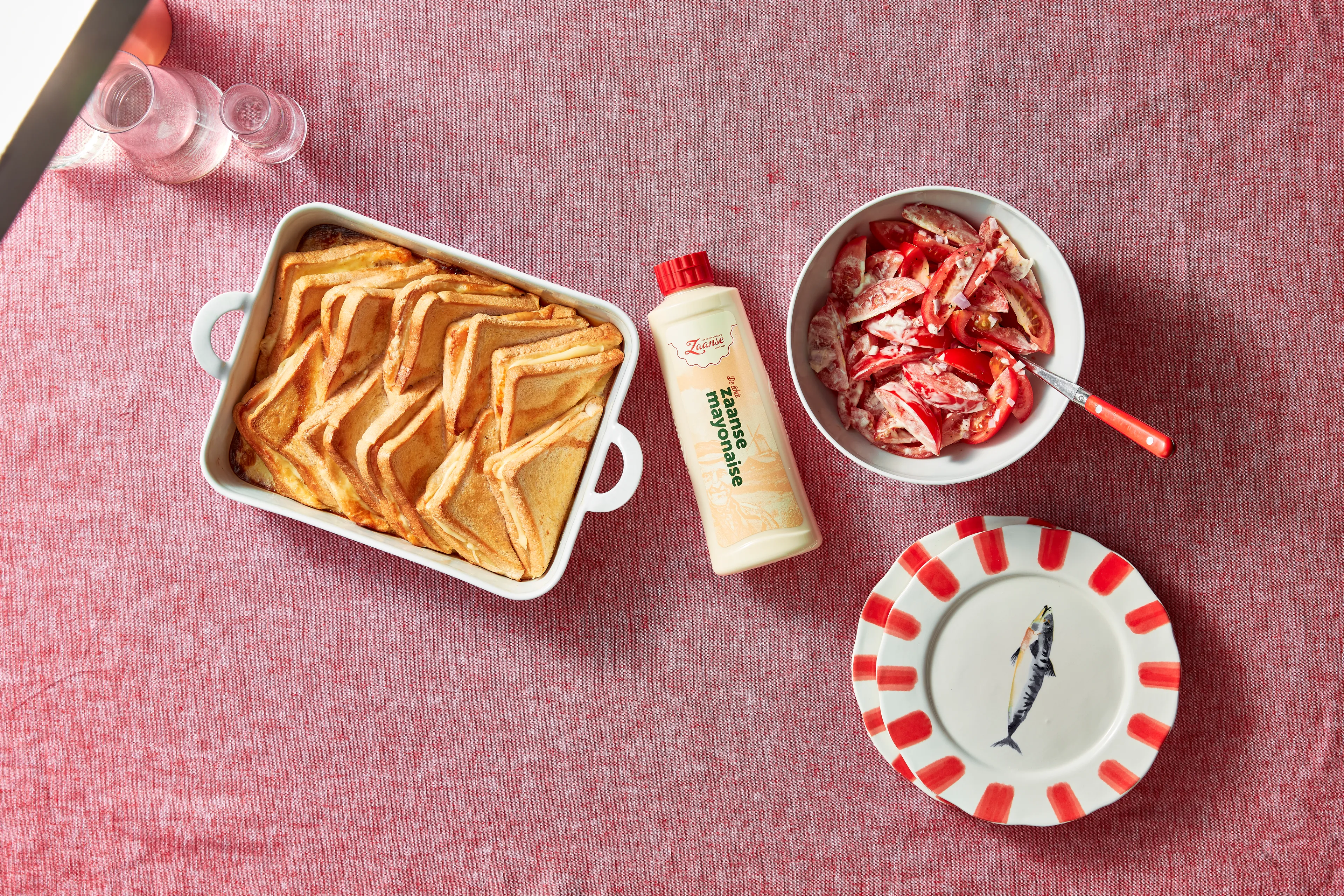 Tosti-ovenschotel met tomatensalade